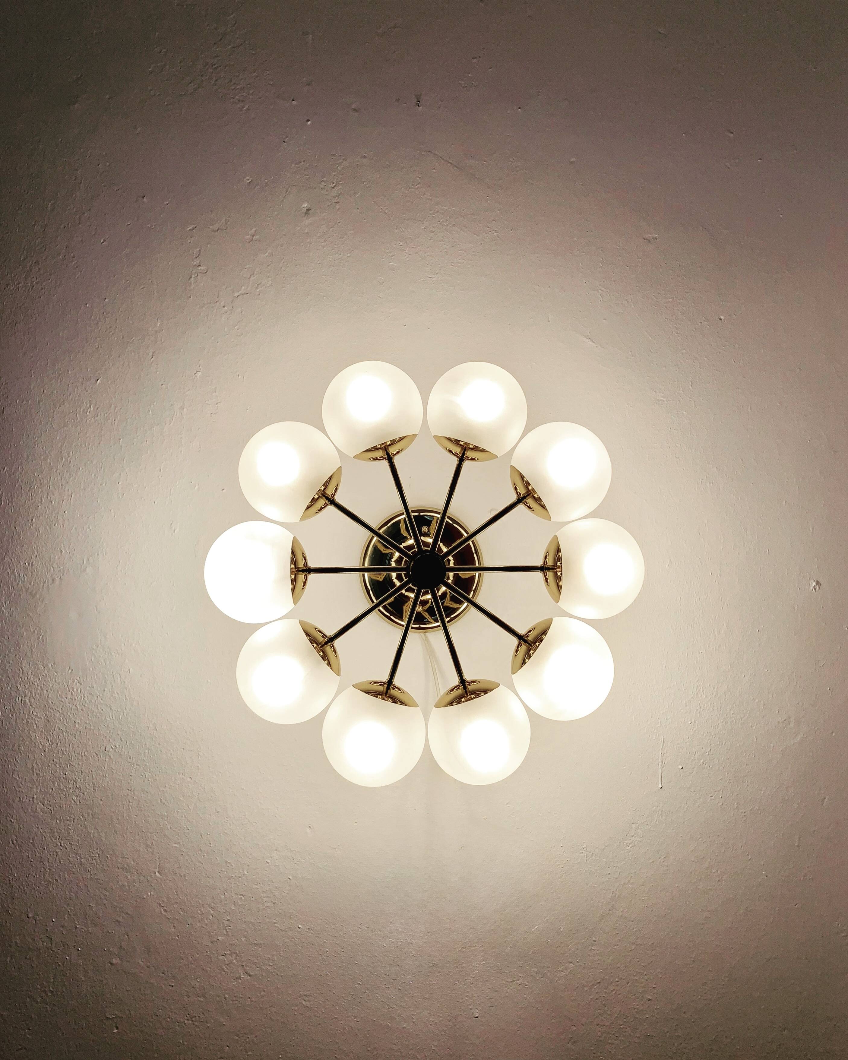 Lampe de plafond Sputnik en laiton par Kaiser Leuchten