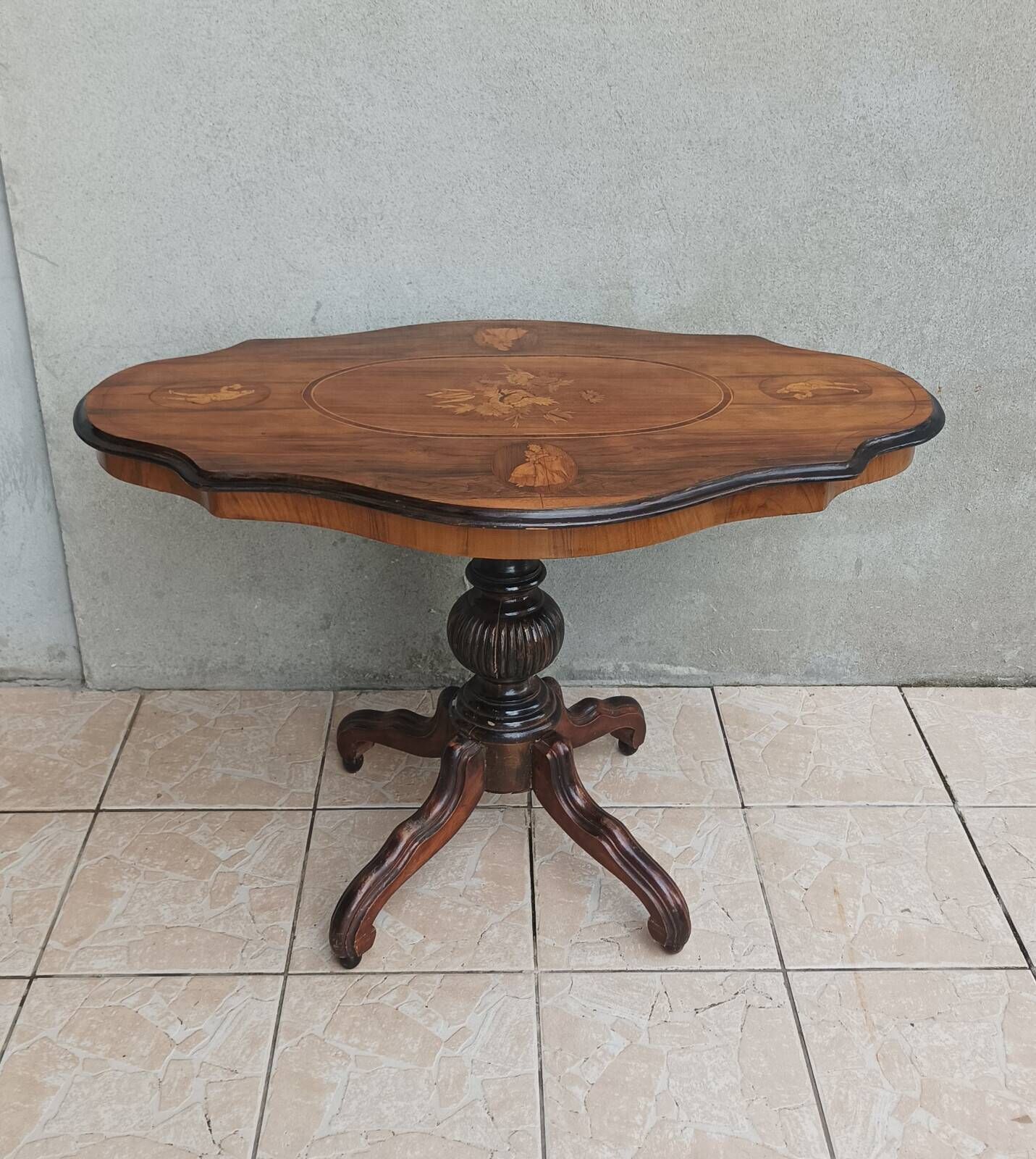 Napoleon III walnut burl table