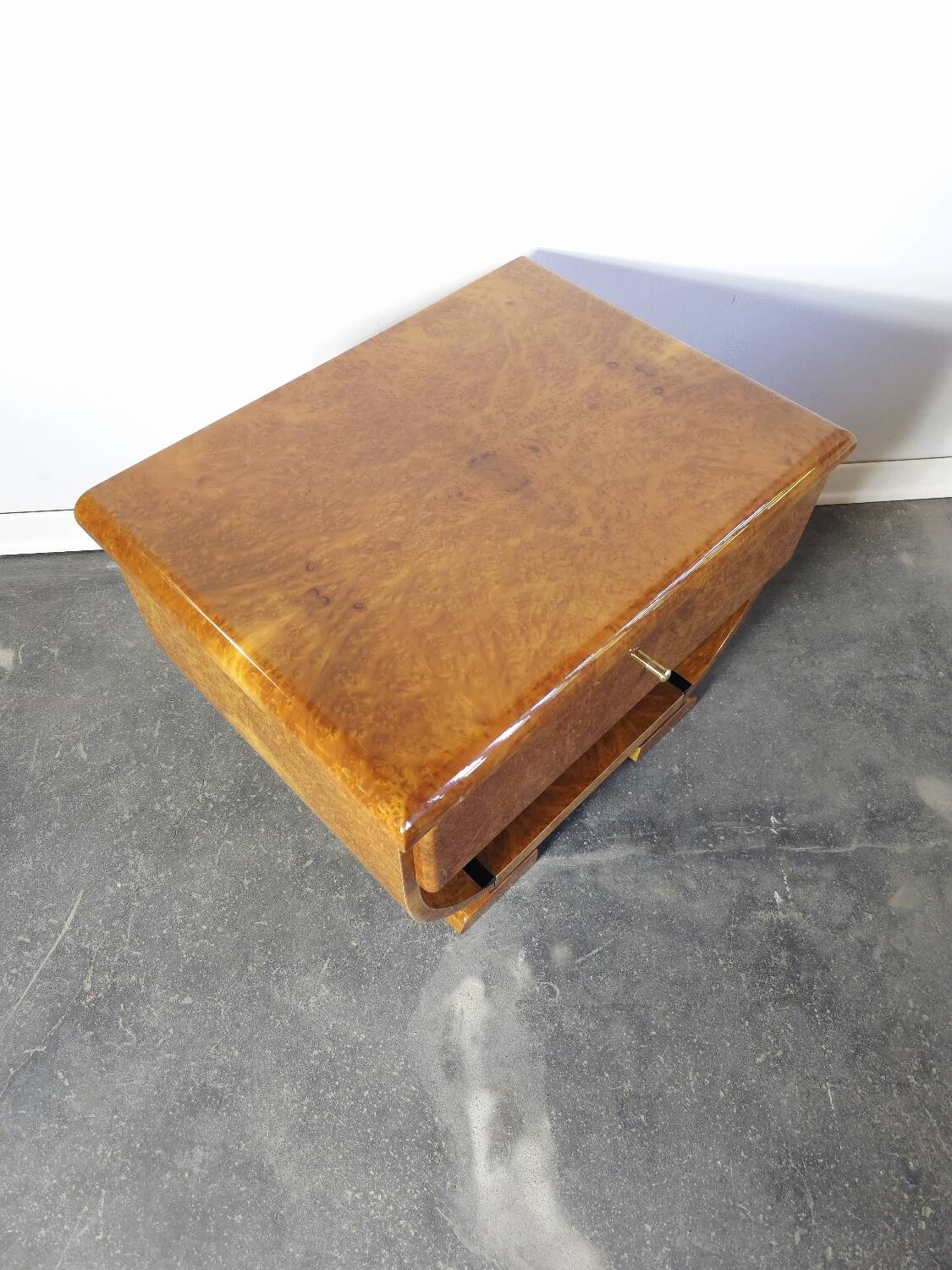 Paire de tables de chevet Art déco en ronce de noyer et laiton