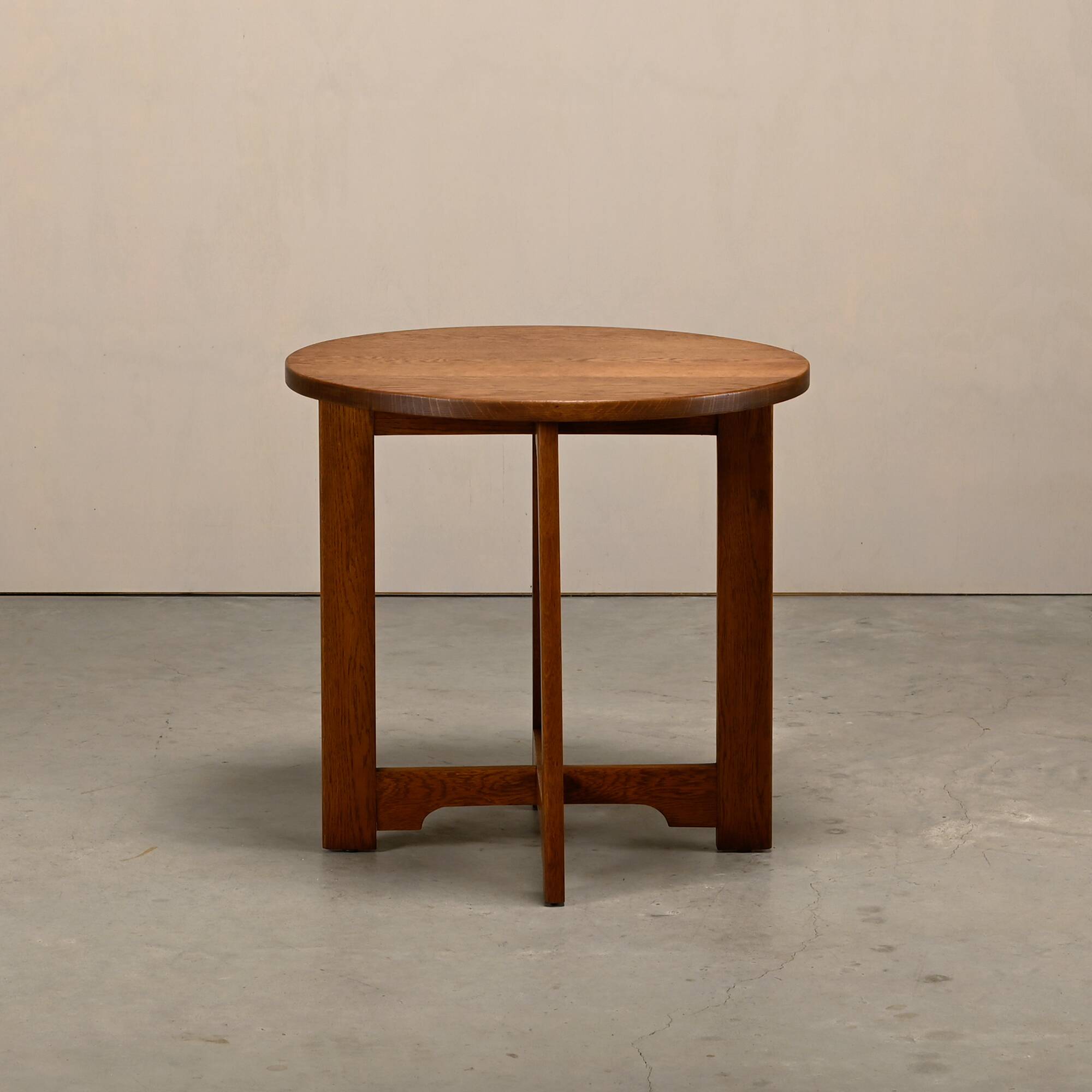 Table d'appoint en chêne de l'École d'Amsterdam Art Déco moderniste néerlandaise.