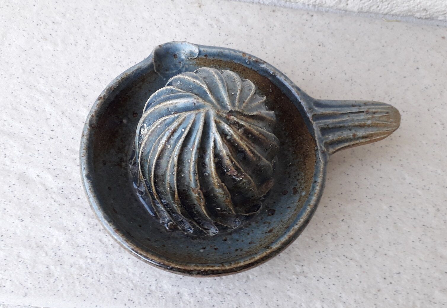 Stoneware lemon squeezer