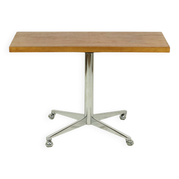 Table basse vintage avec plateau en bois et roulettes chromées, 90 cm
