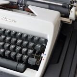 Machine à écrire Olympia dans sa valise
