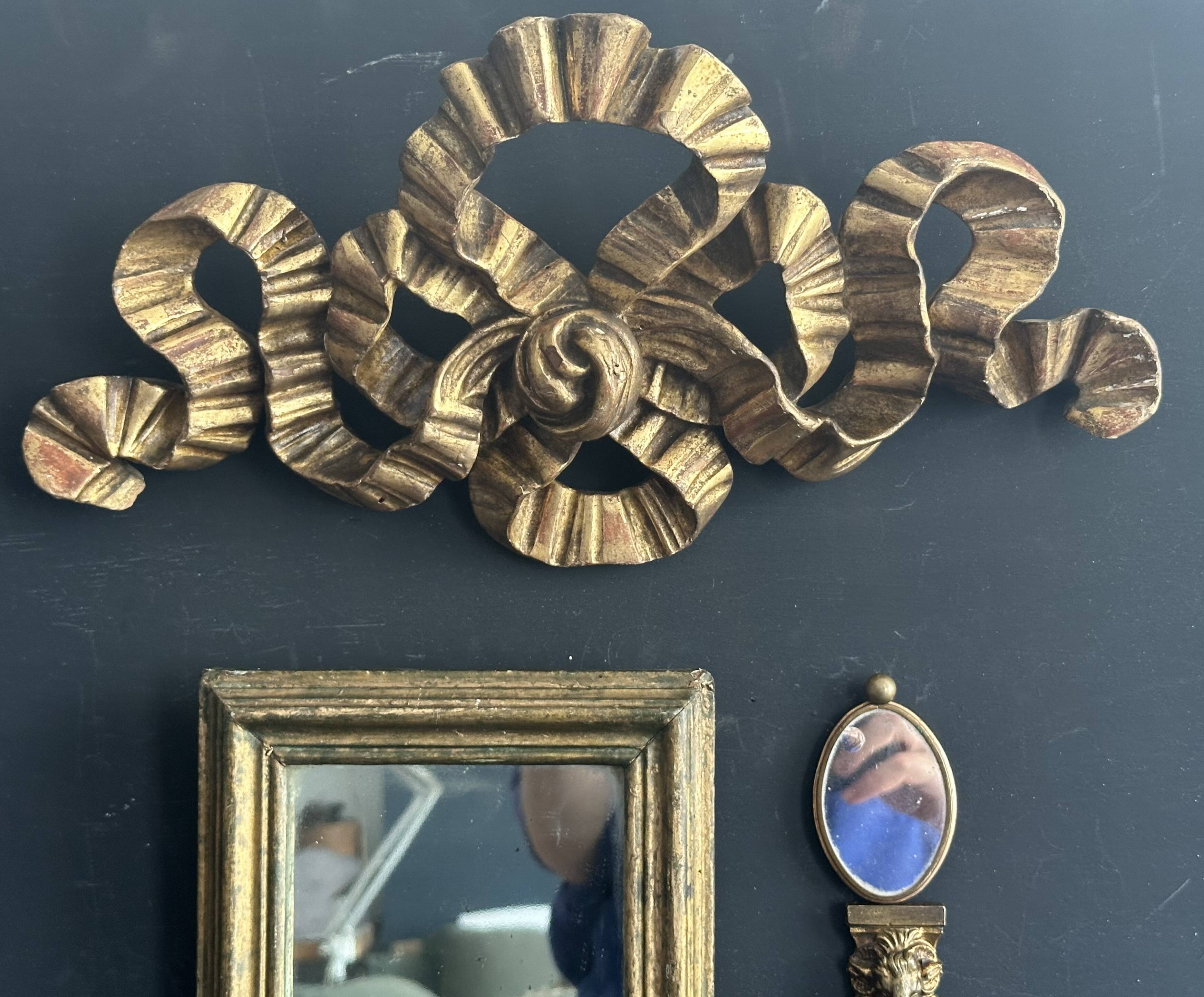 Ancient carved wooden fronton, Louis XVI bow, 19th century.