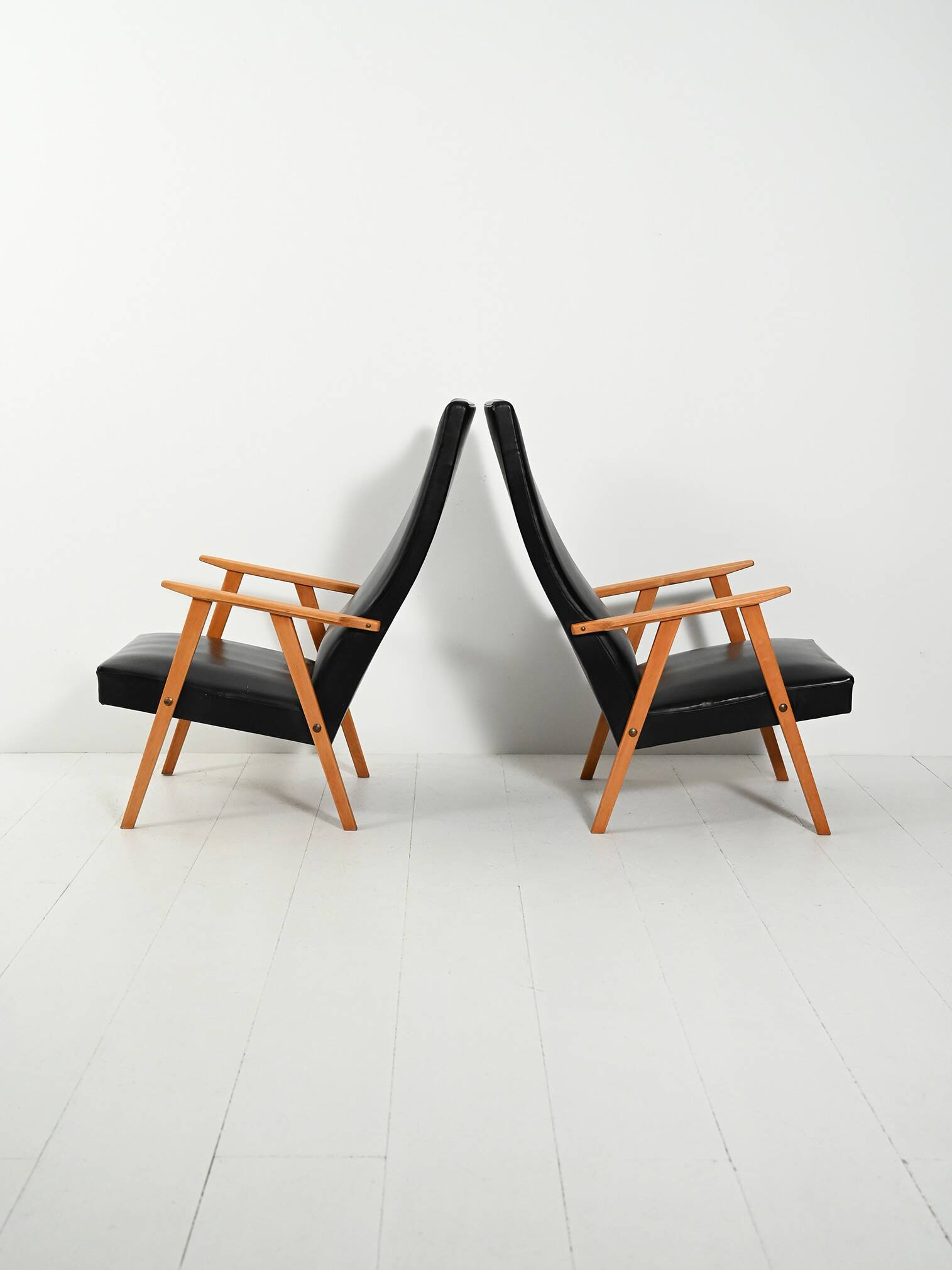 Paire de fauteuils scandinaves à dossier haut en simili cuir des années 1950-60.