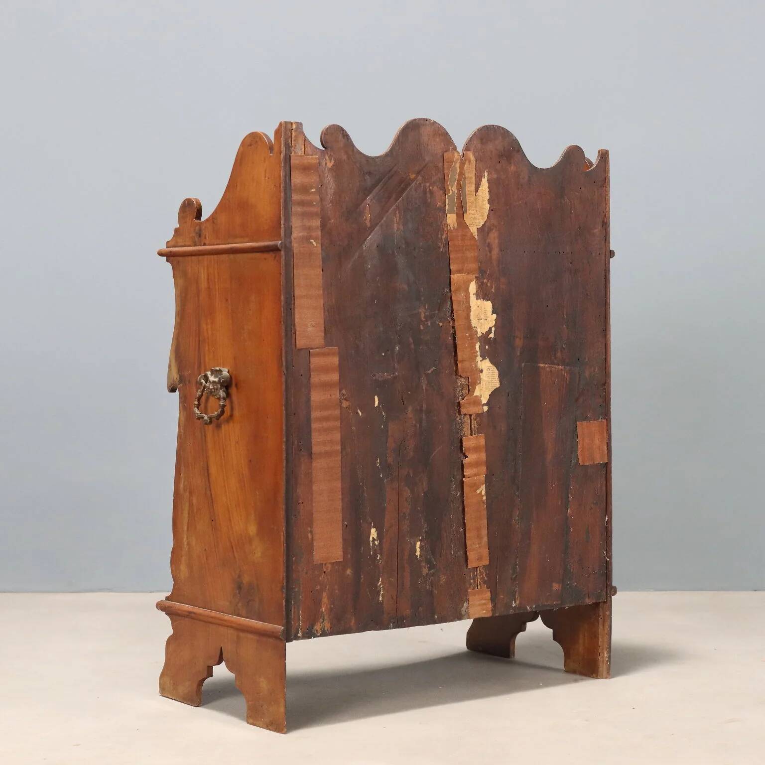 Small portable antique library in carved walnut, 19th century.