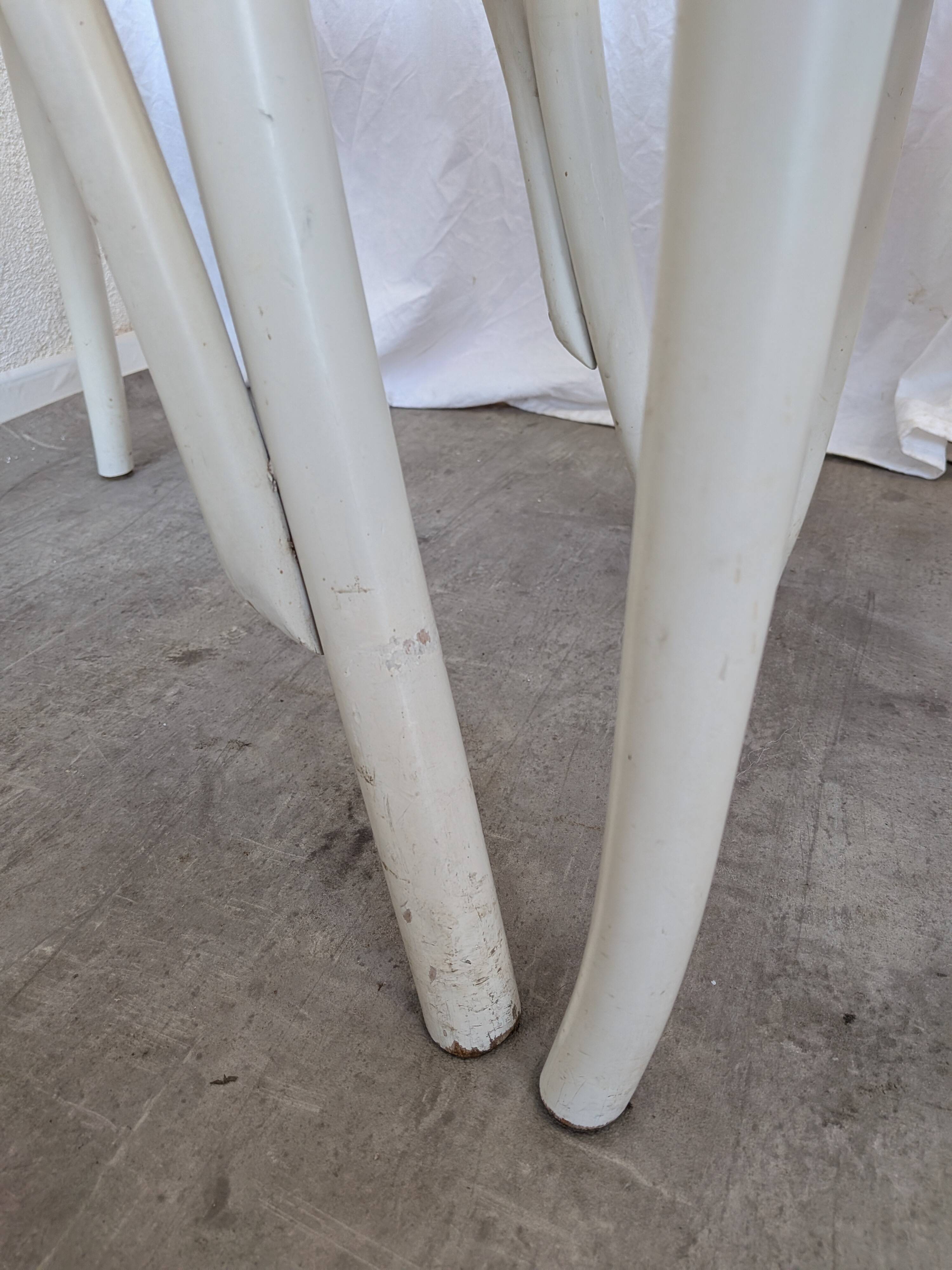 Ensemble de 6 chaises de salle à manger vintage de style Thonet : bois blanc et assise en cannage.