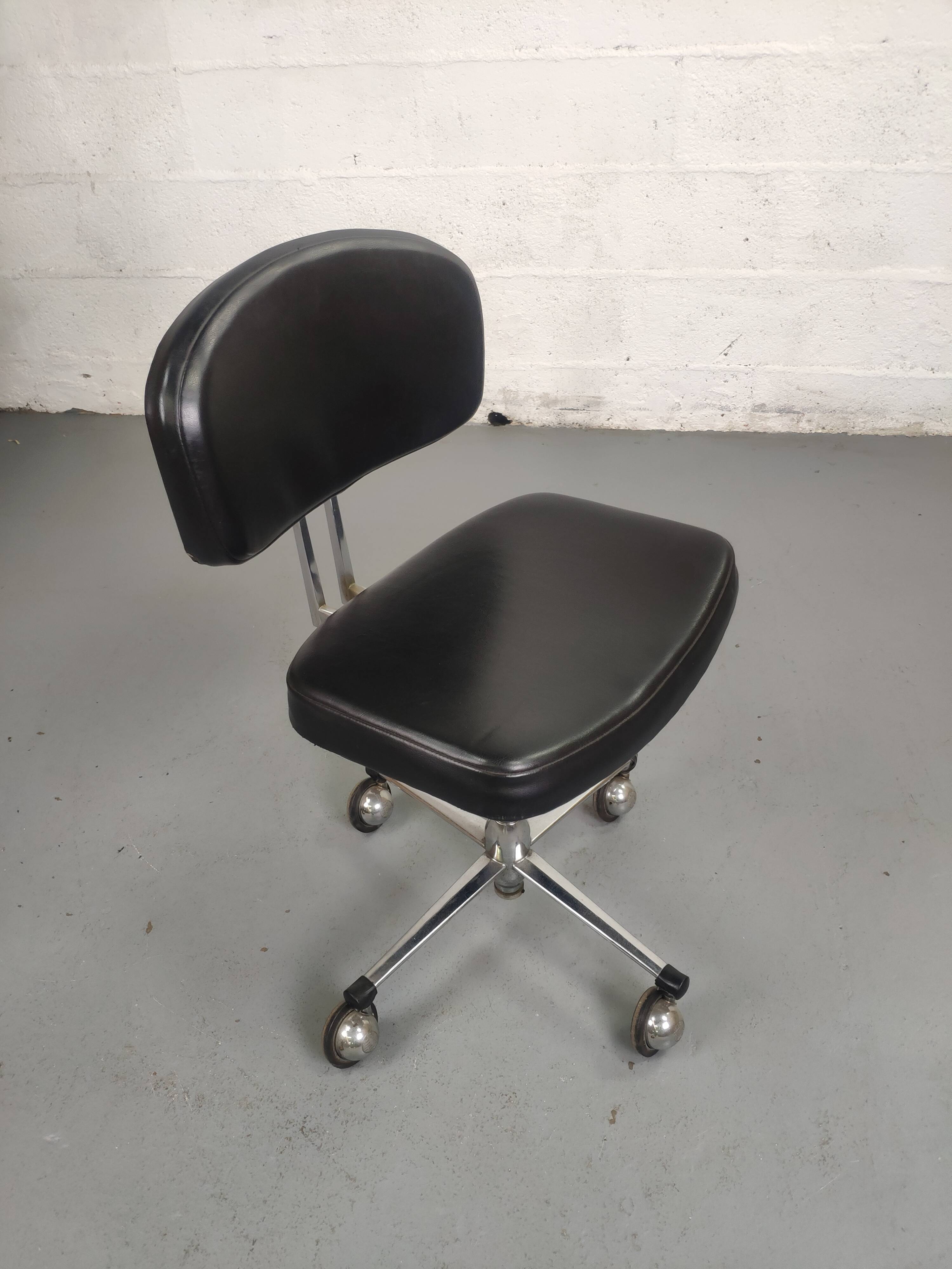 Chaise de bureau industrielle vintage à roulette skaï noir et chrome