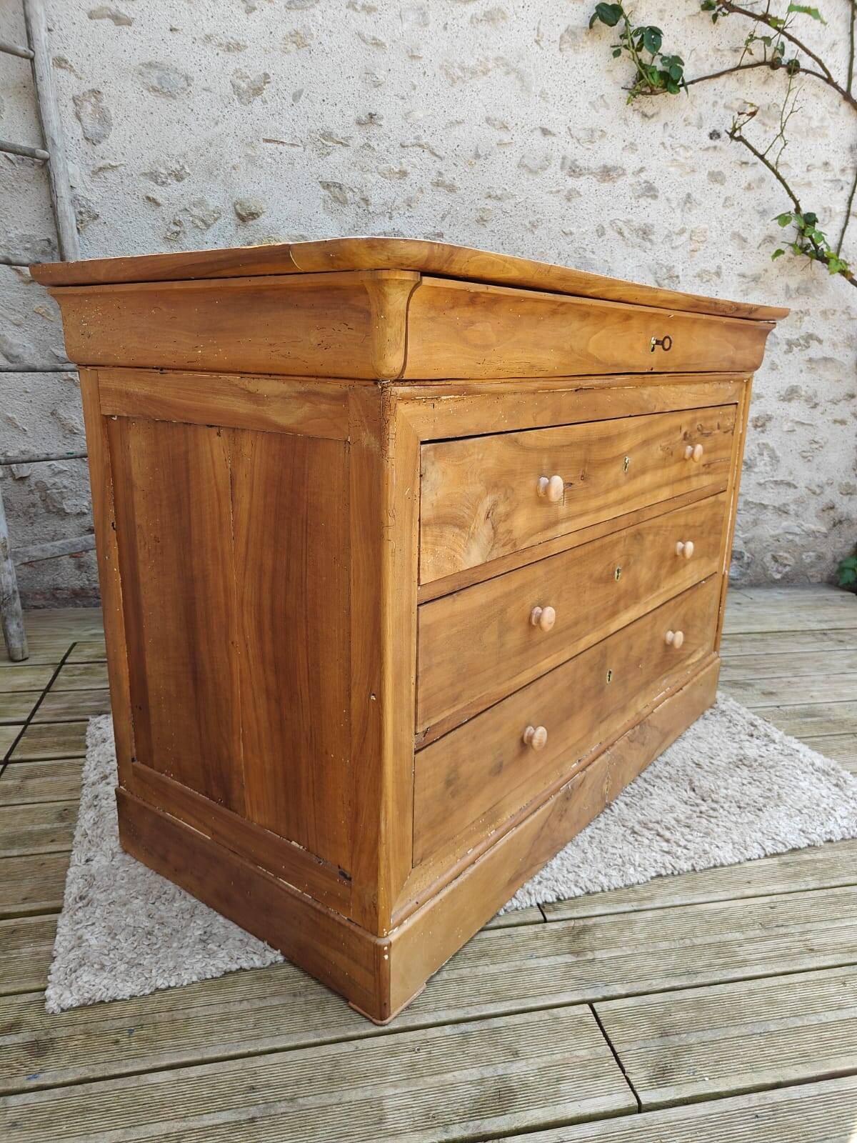 Walnut chest of drawers