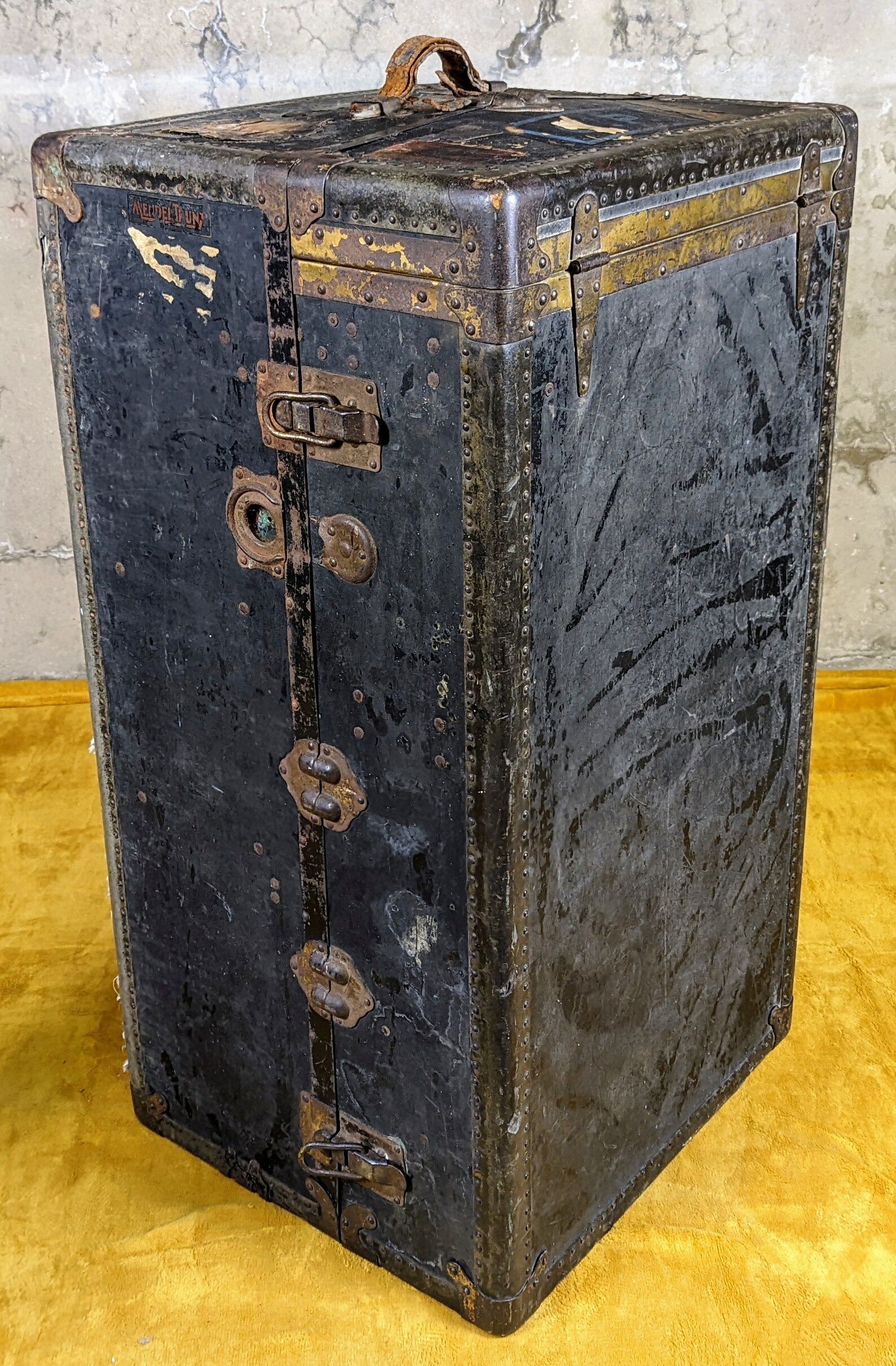 Antique travel trunk mendel trunk