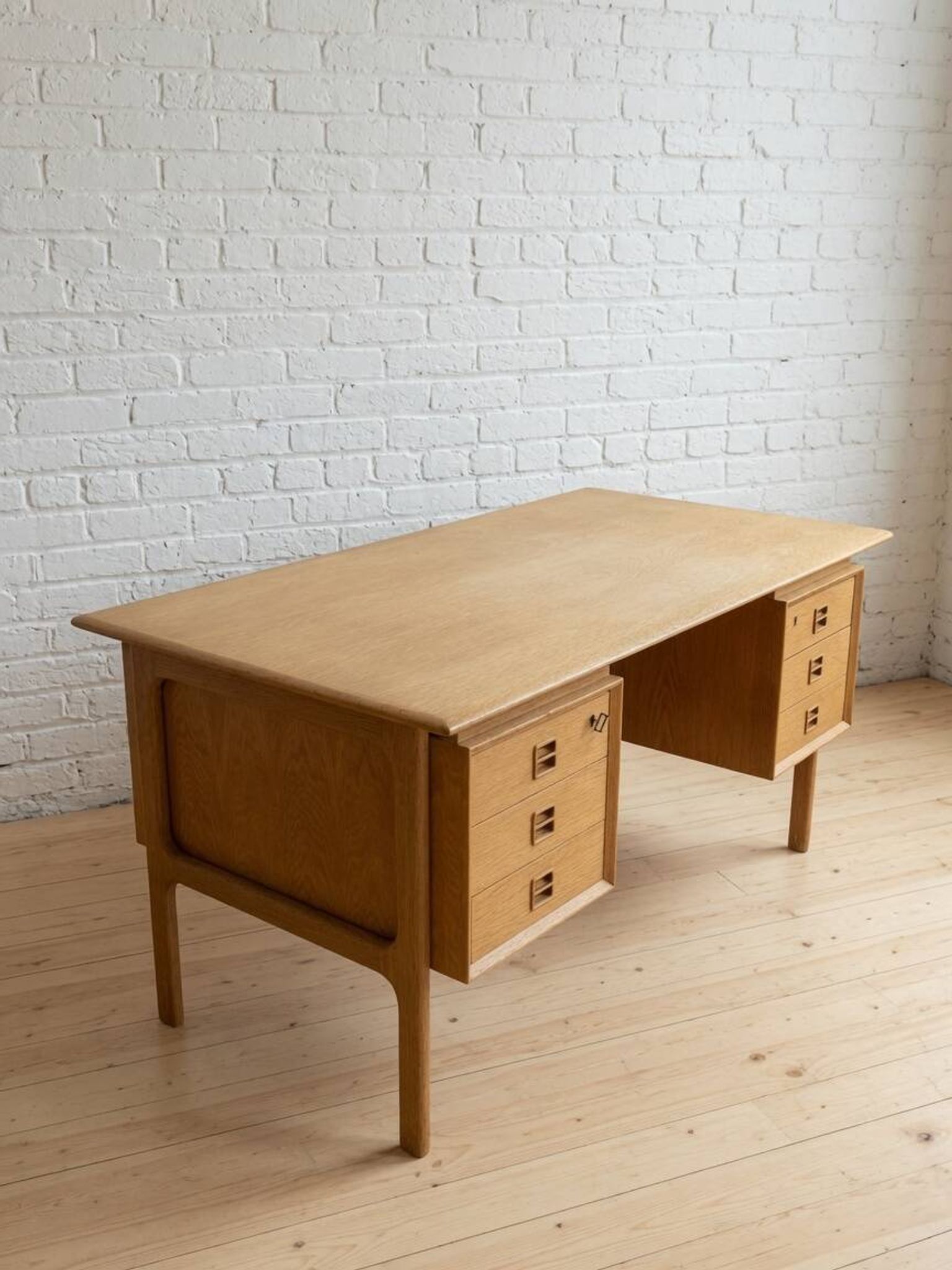 Bureau exécutif en chêne par Arne Vodder de Brouer Møbelfabrik, Danemark, années 1960.