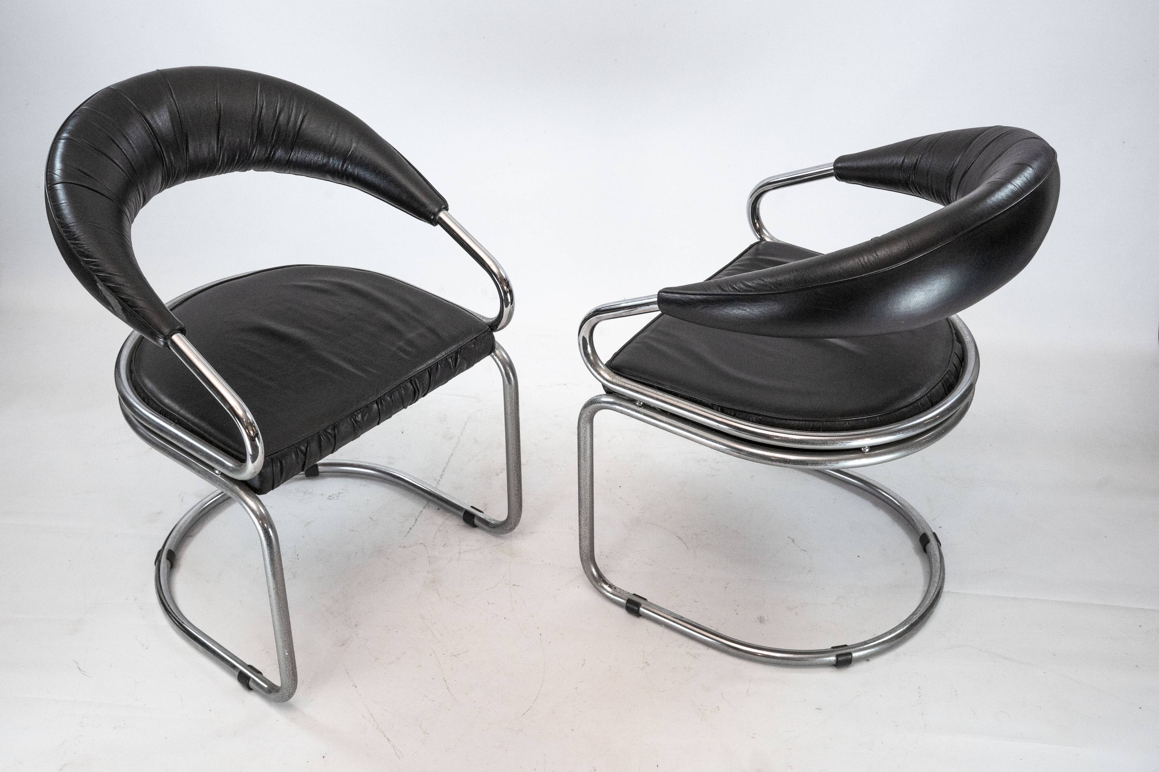Paire de chaises en chrome et simili cuir par Giotto Stoppino. Italie années 1970.