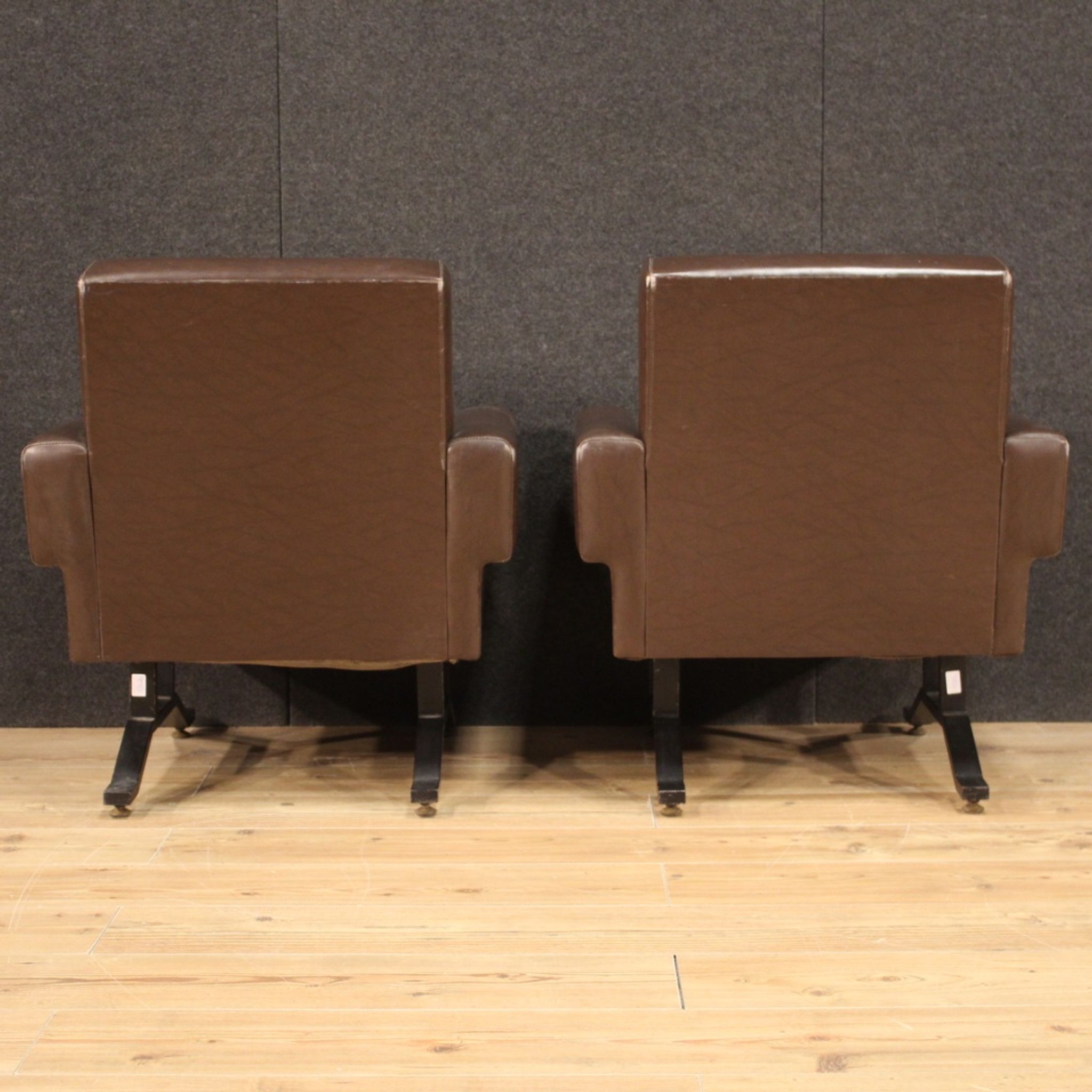 Paire de fauteuils italiens en skai