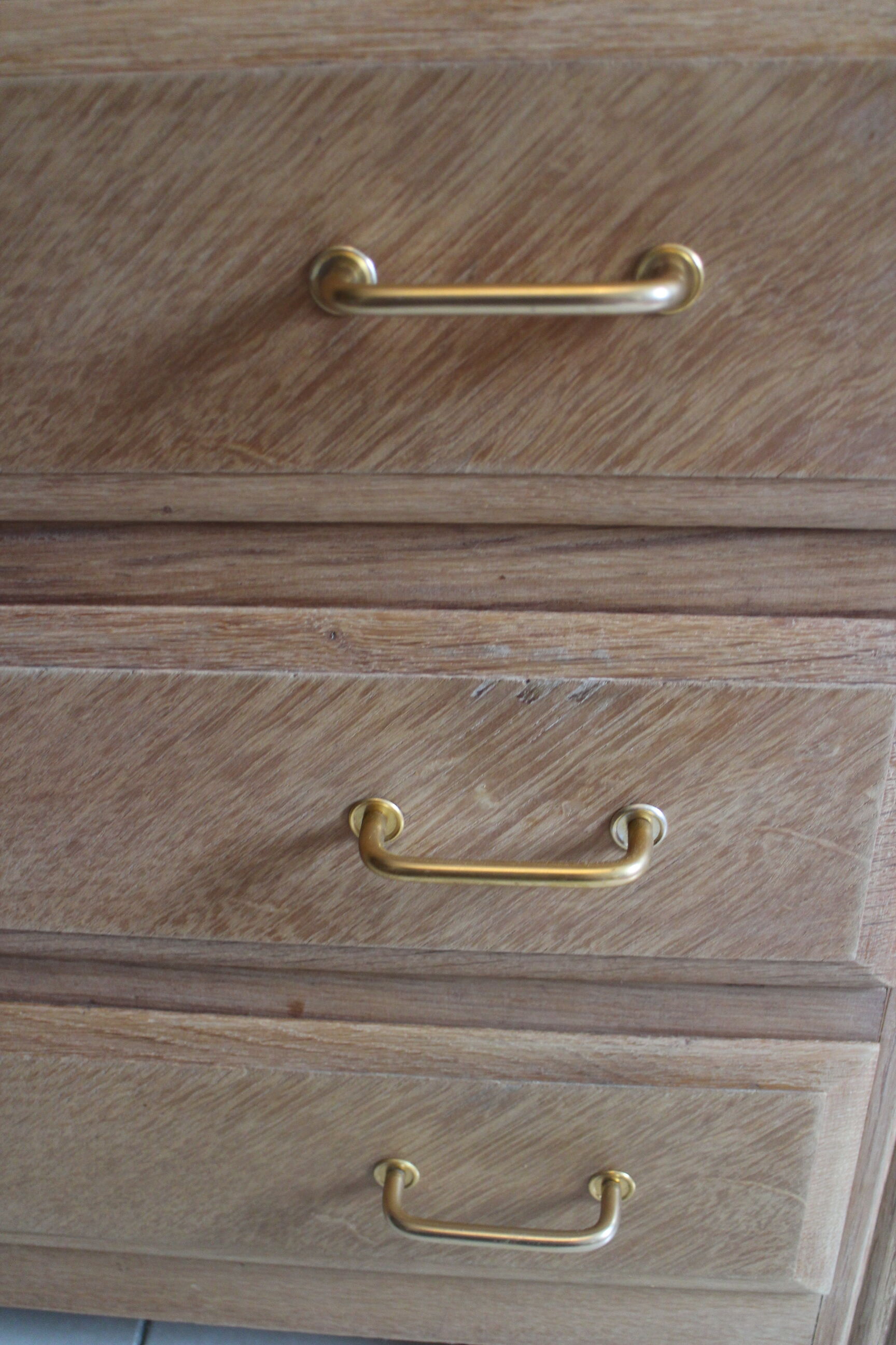 Commode aux pieds compas en bois brut