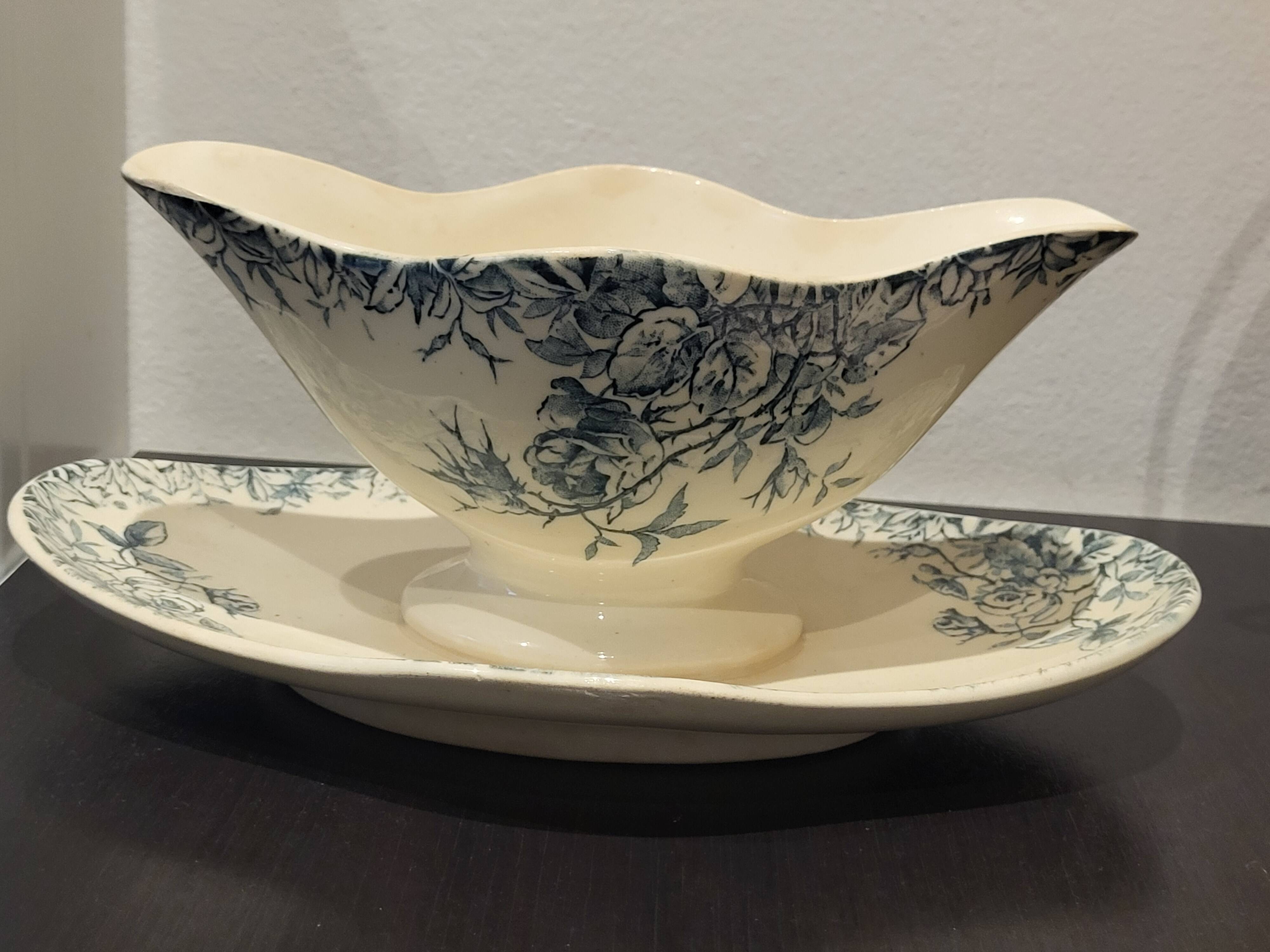 Porcelain sauceboat from Gien, Floréal blue model.