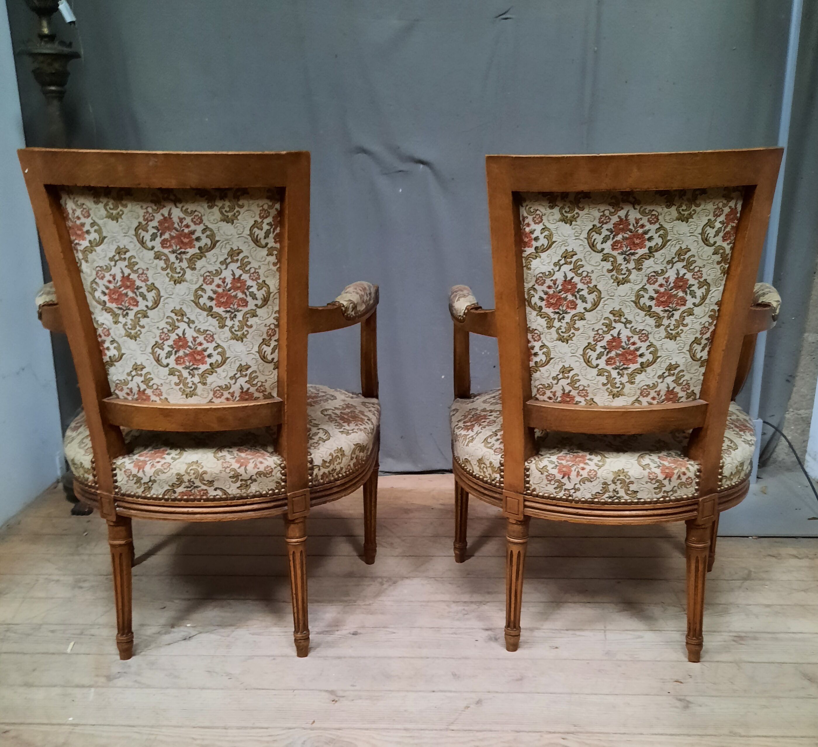 Paire de fauteuils de style Louis XVI