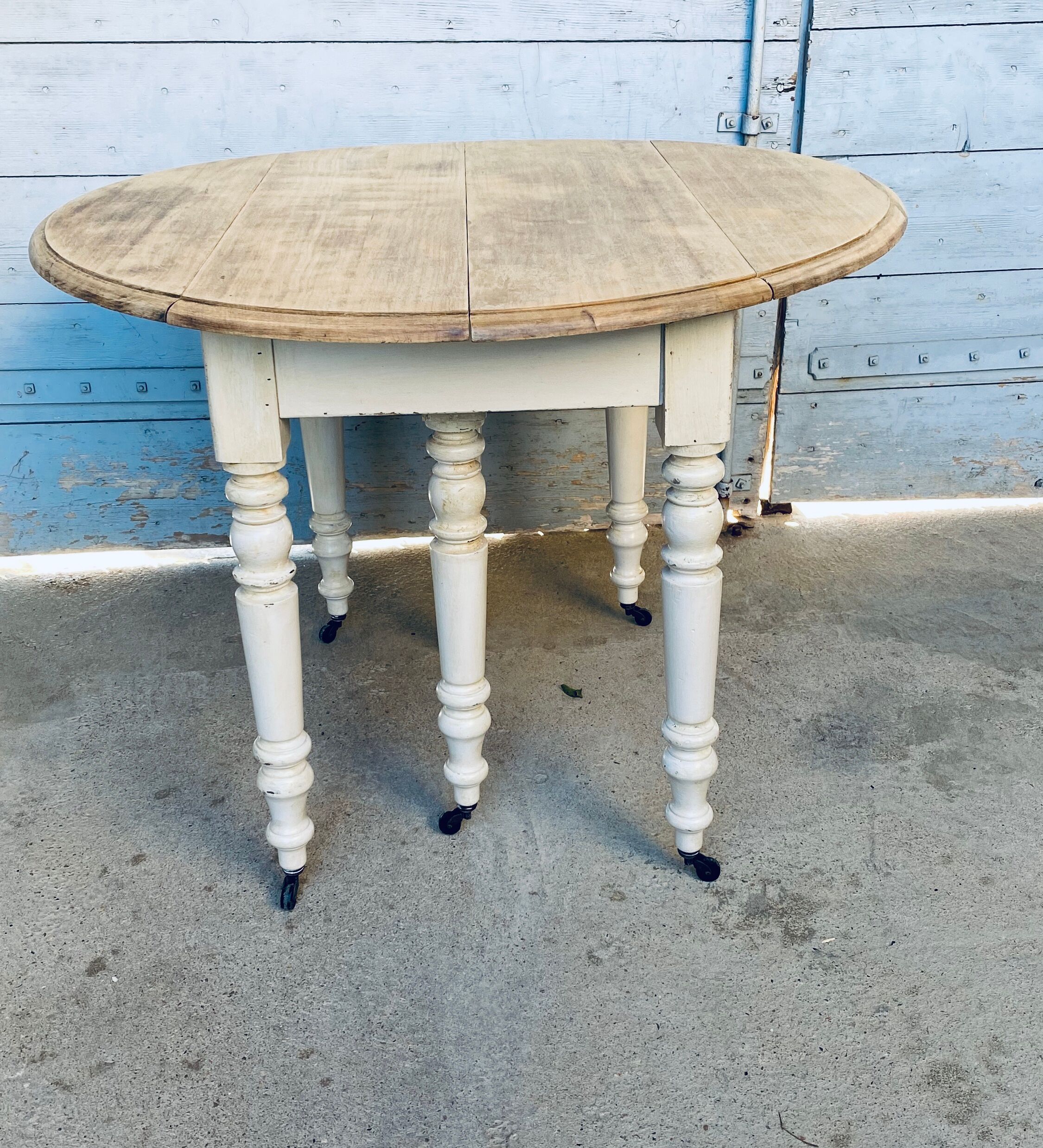 Round table with flap and extension