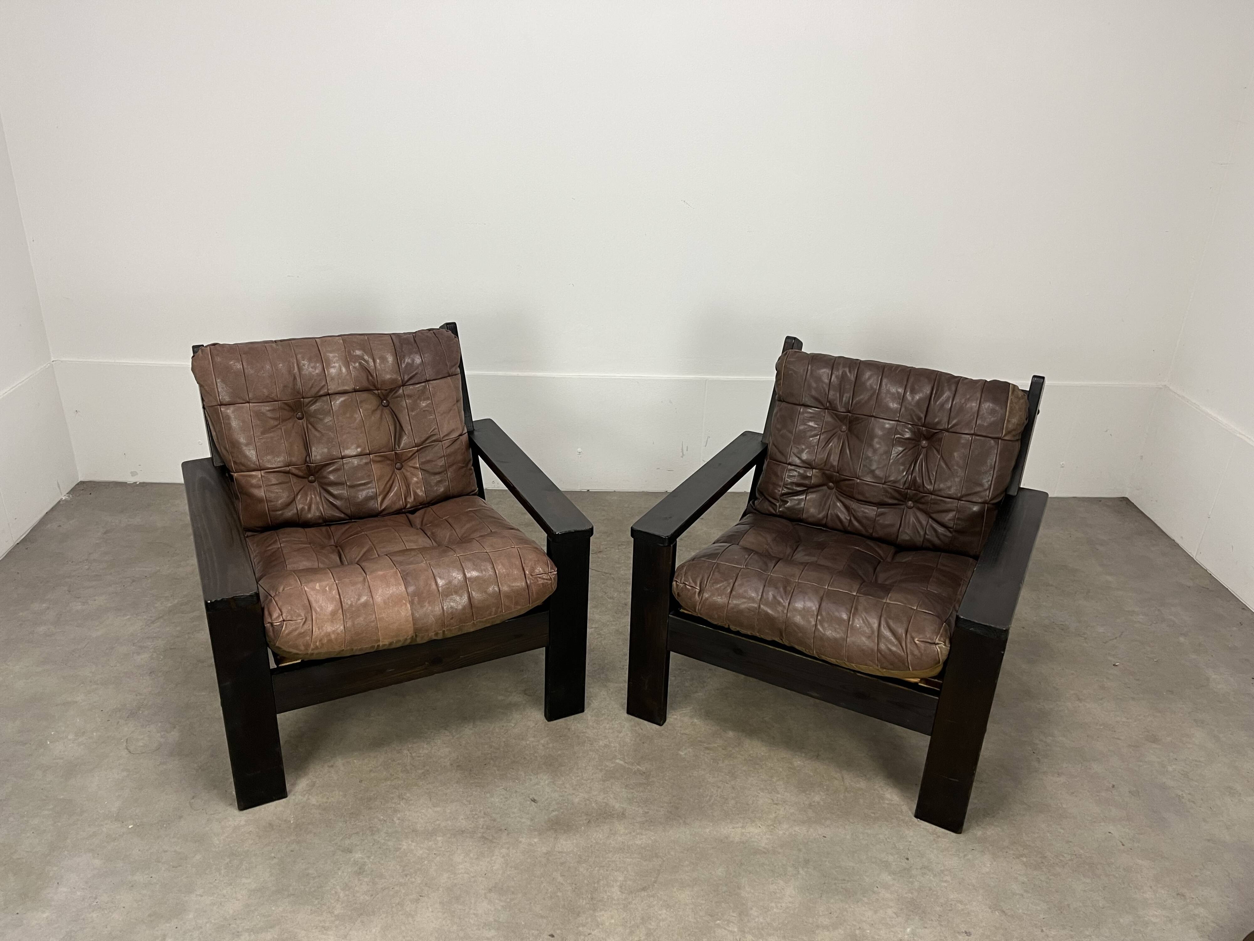 Living room sofa and brutalist armchairs in leather and wood, 70s, chalet style