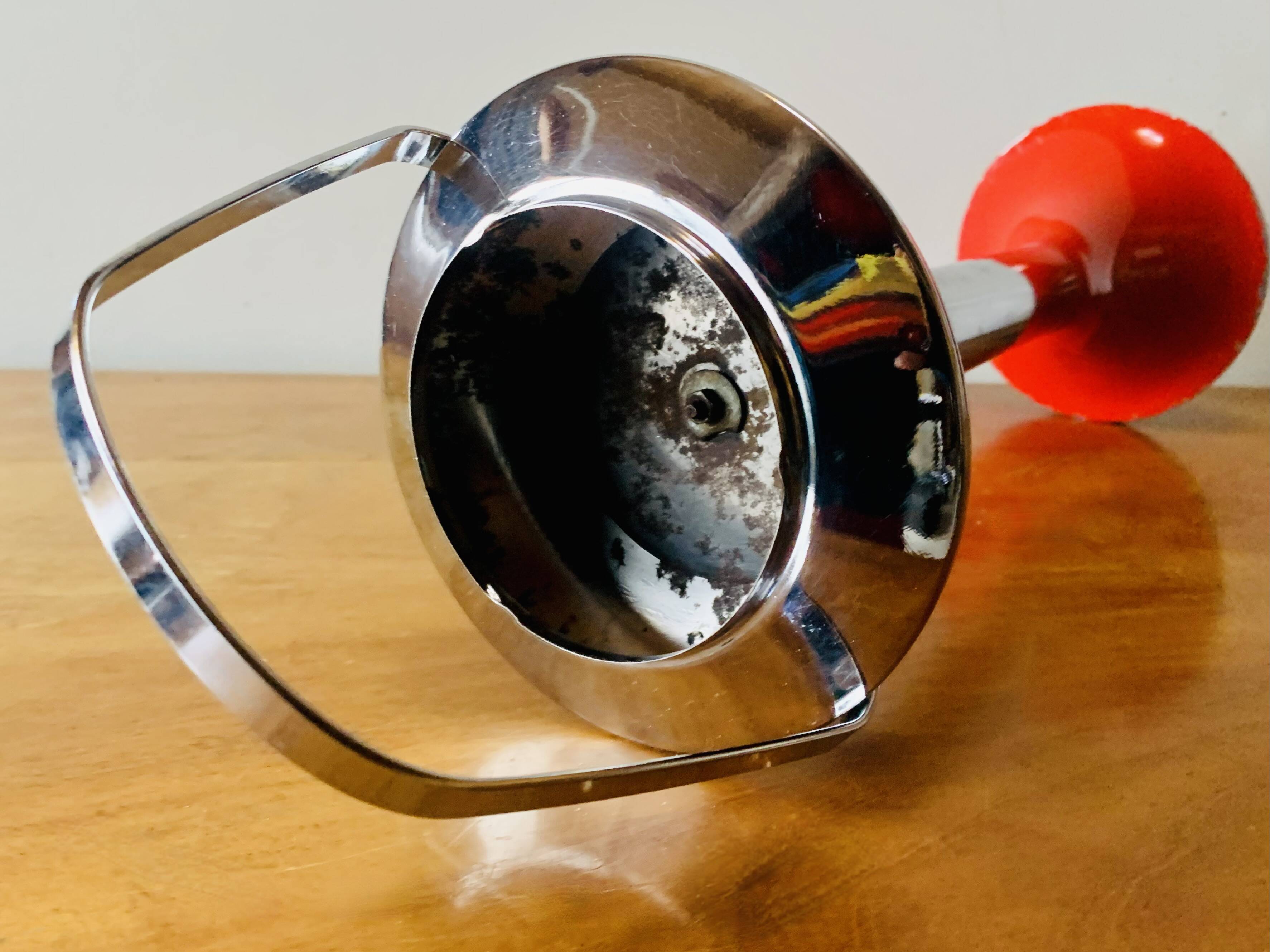 Vintage tulip ashtray on foot in red and chrome steel - Space Age Design