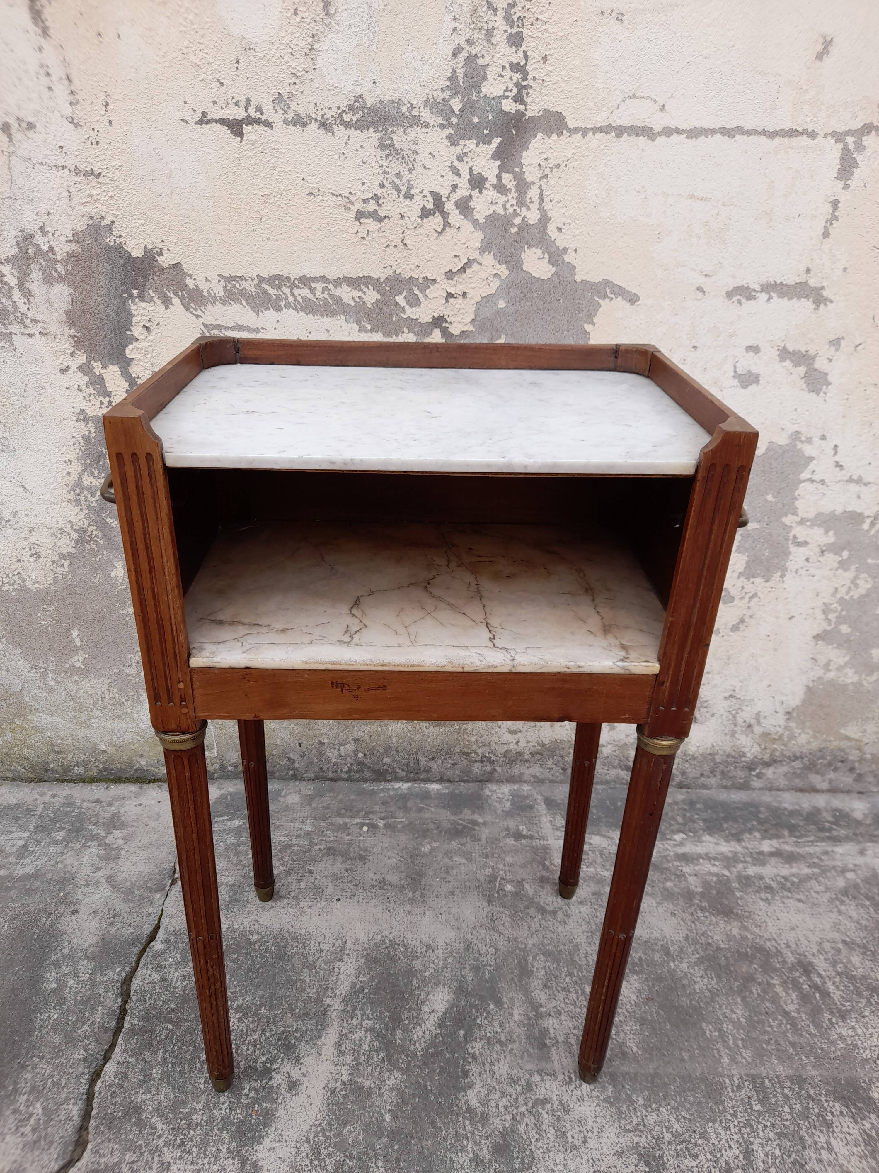 Table de chevet style louis xvi avec poignée