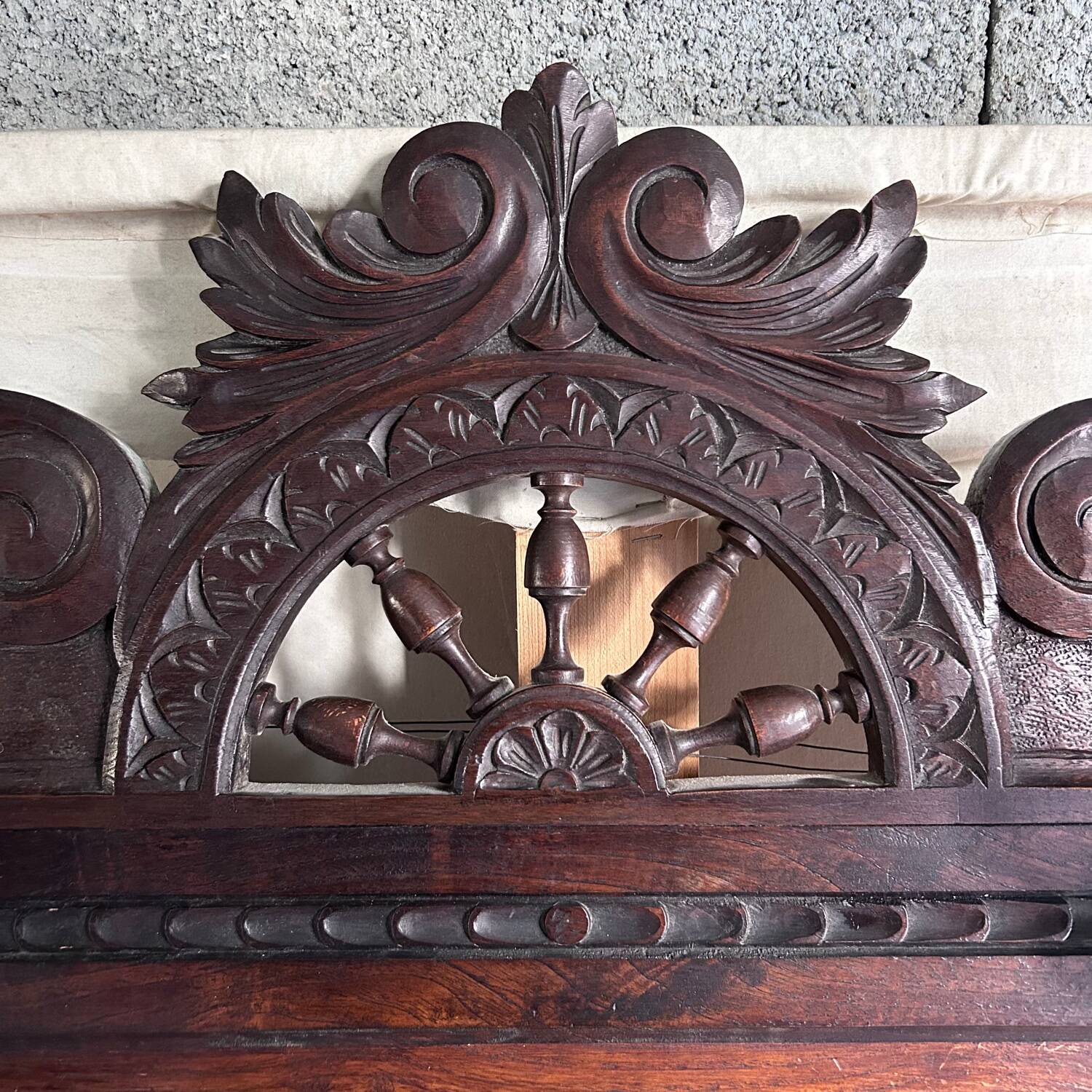 Breton panel with 5 hooks and carved birds