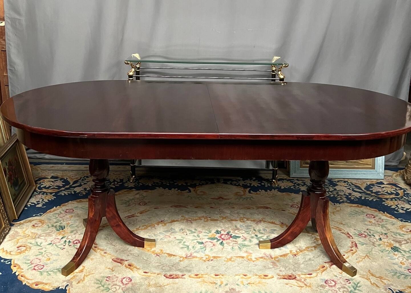 Table à manger de style Empire avec deux éléments coulissants.