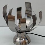 Lampe à poser space age en métal chromé figurant une fleur, années 60