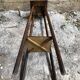 Sellette sculptée bois pieds compas vintage
