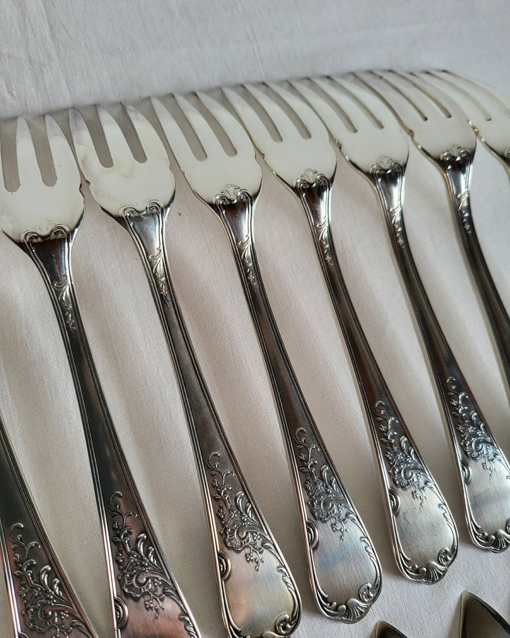 12 silver-plated metal fish cutlery pieces by Guildar, 24 pieces.