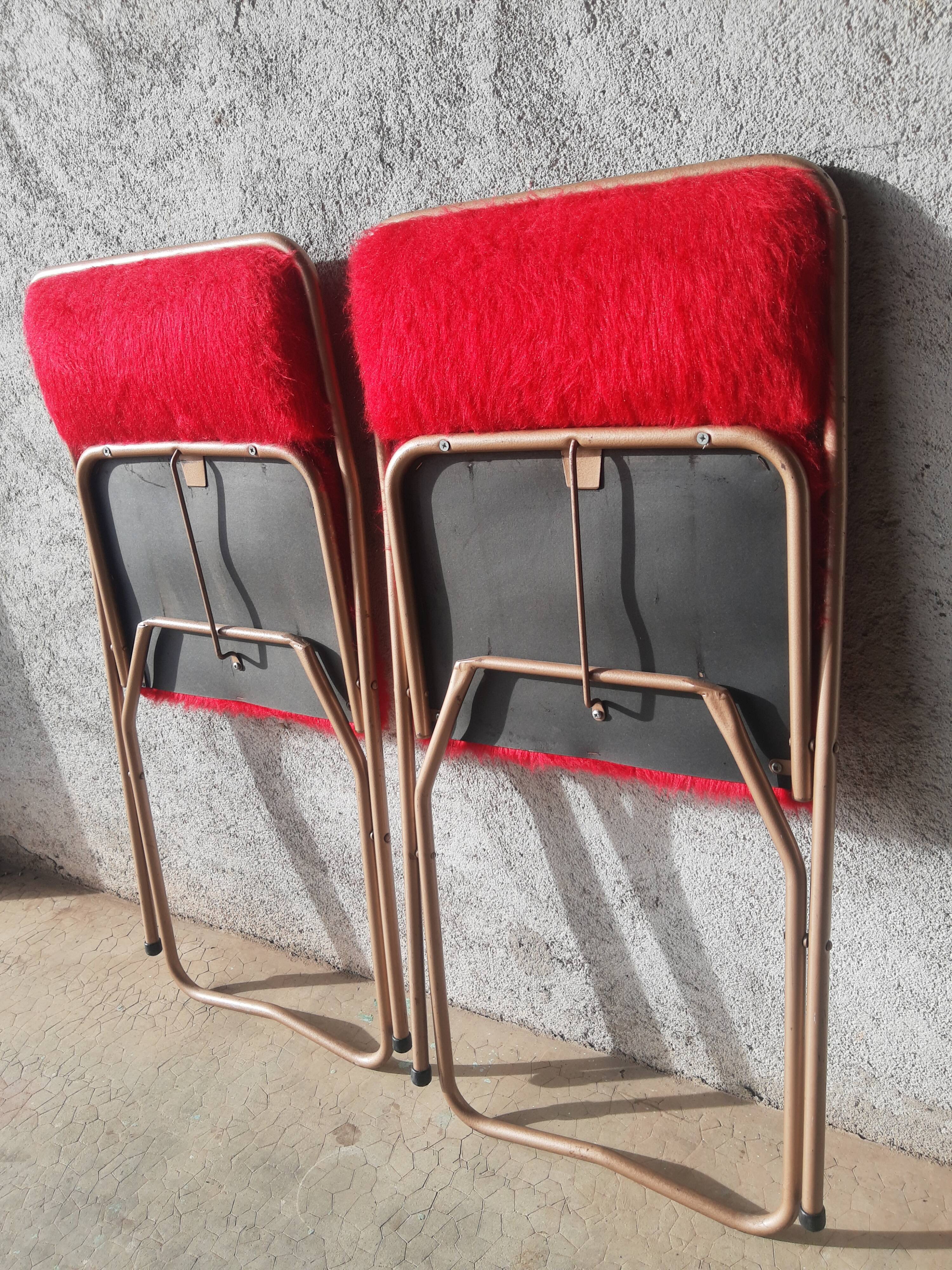 Pair of folding chairs in vintage red moumoute