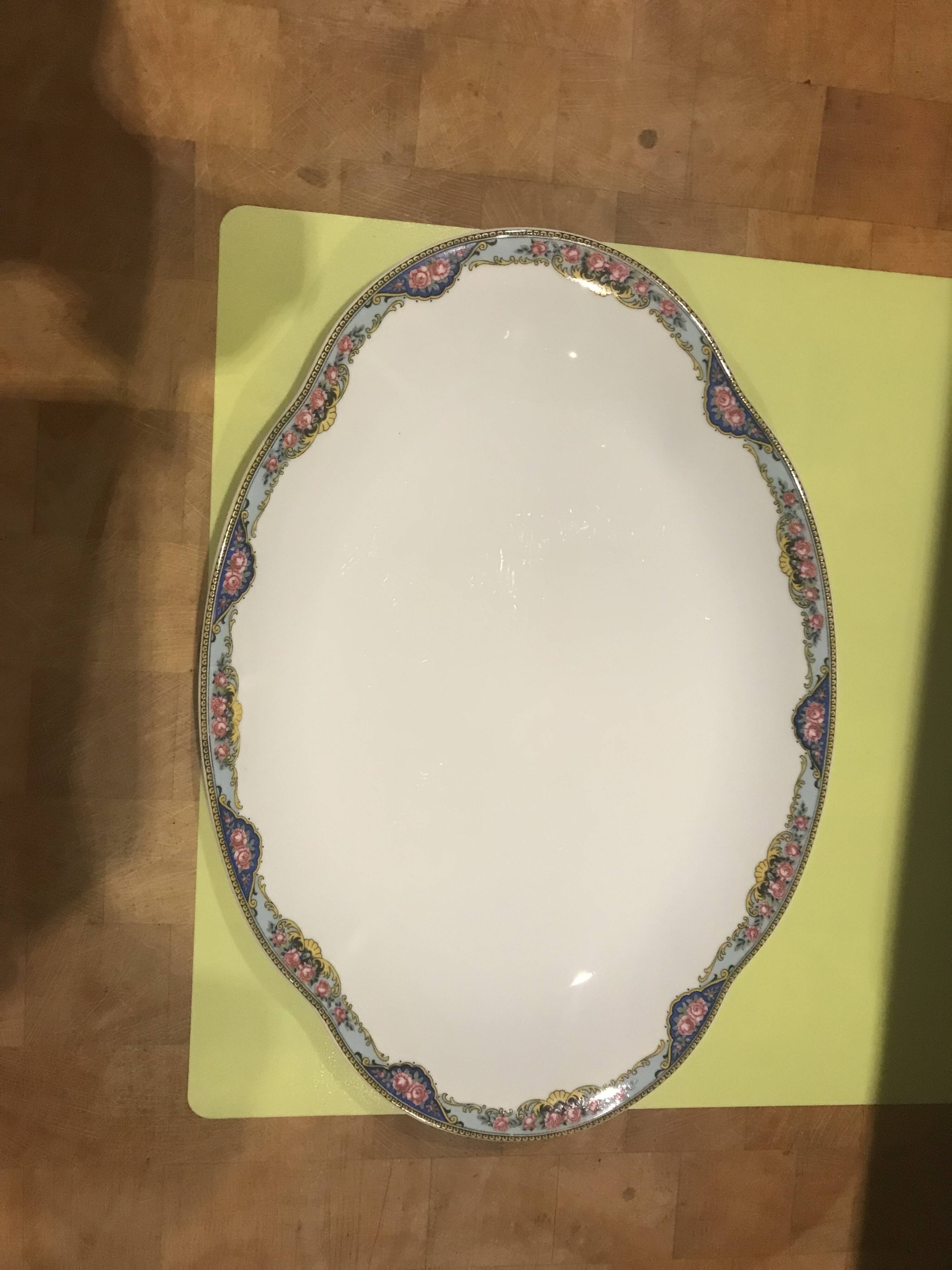 Oval presentation dish