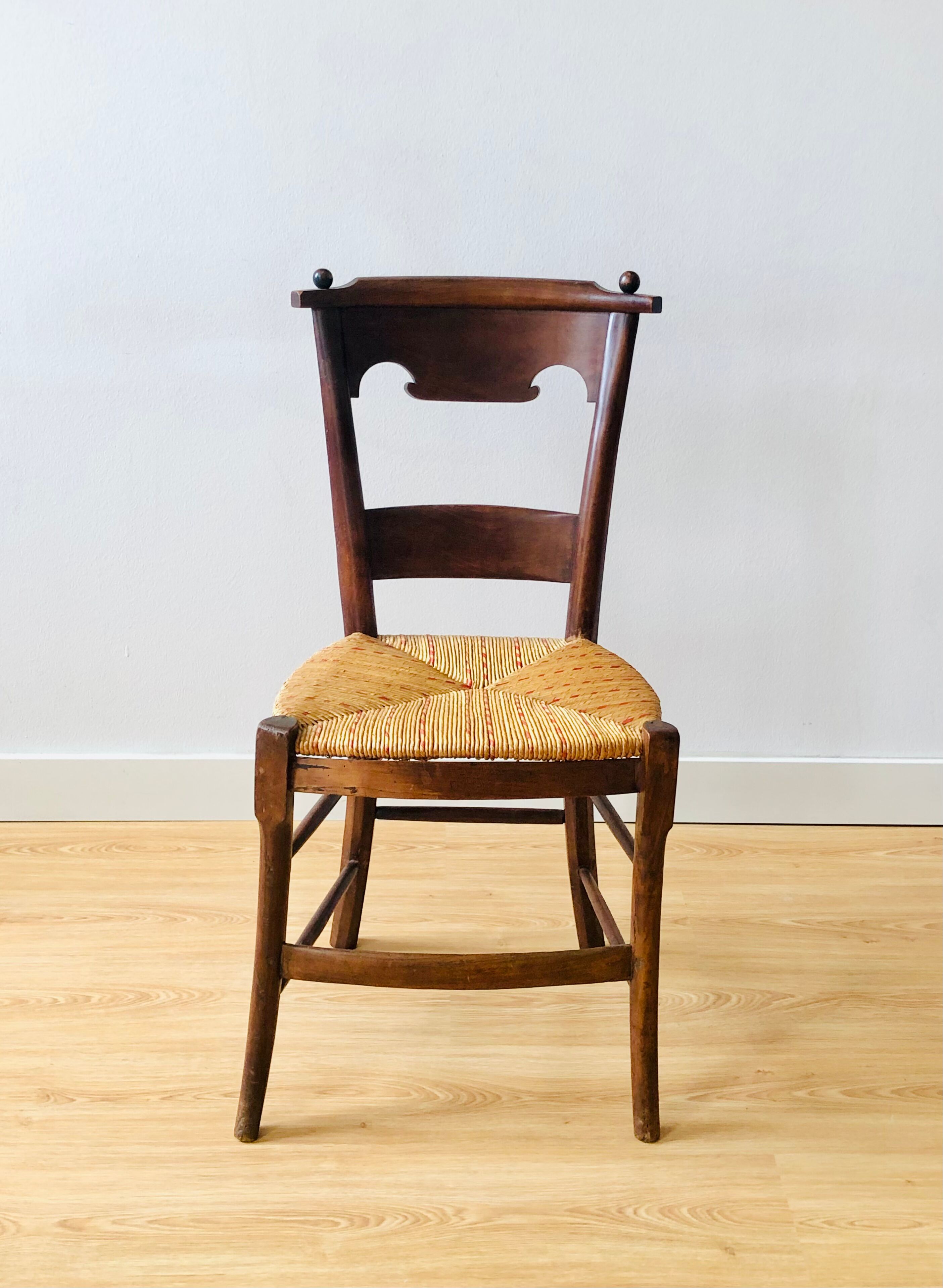Chaise ancienne en bois et assise paillée