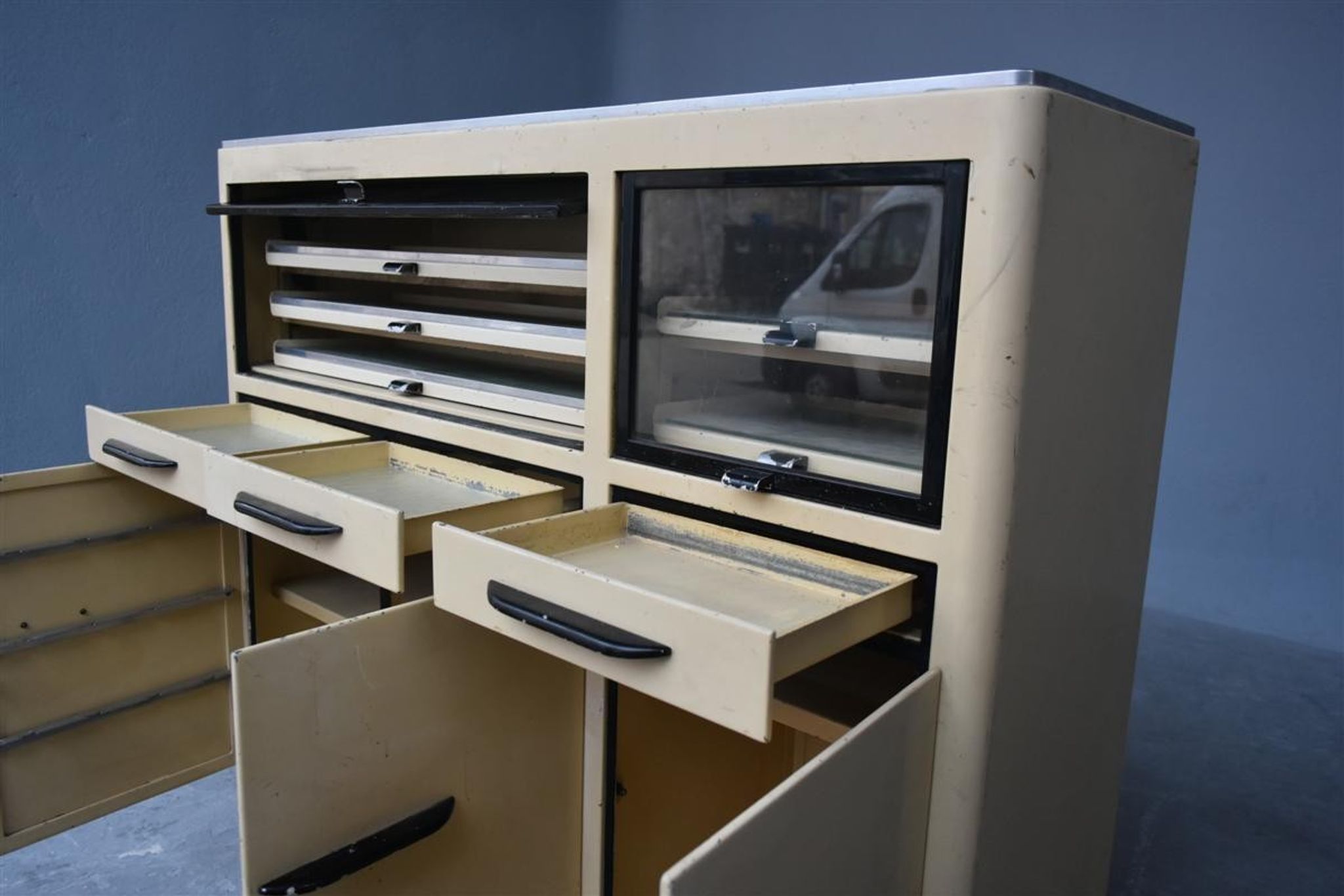 Meuble de métier en tôle peinte de dentiste 1950