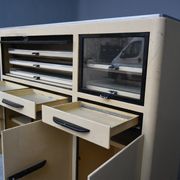 Meuble de métier en tôle peinte de dentiste 1950
