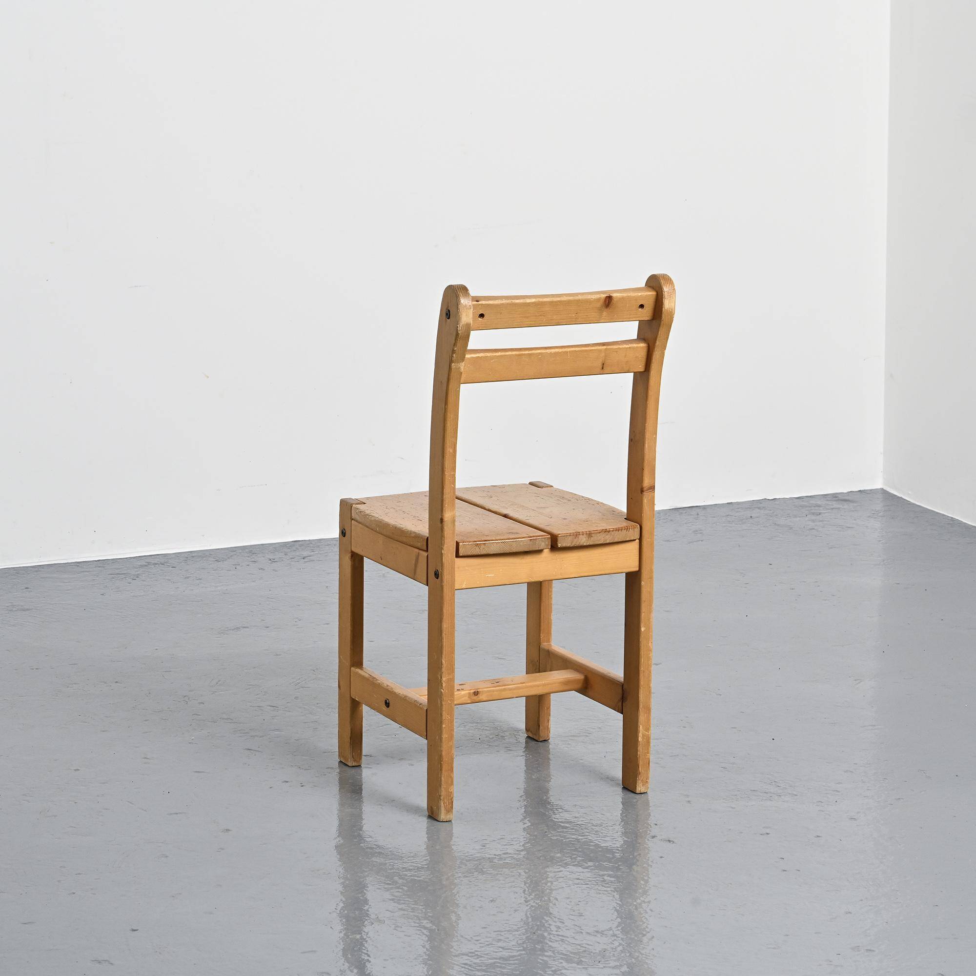 Suite de quatre chaises en pin, travail français, circa 1970