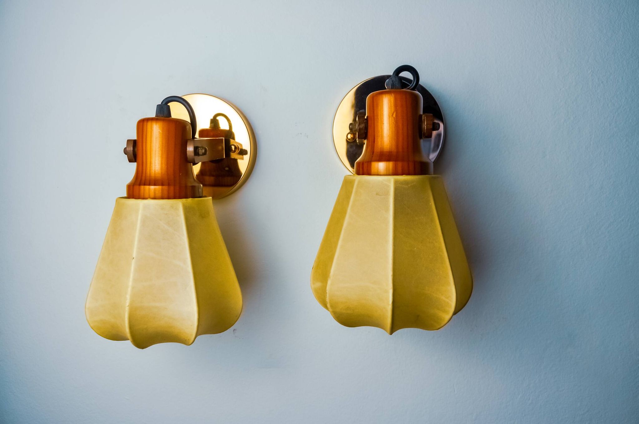 Pair of articulated "Cocoon" wall lights, resin and pine, Italy, 1970