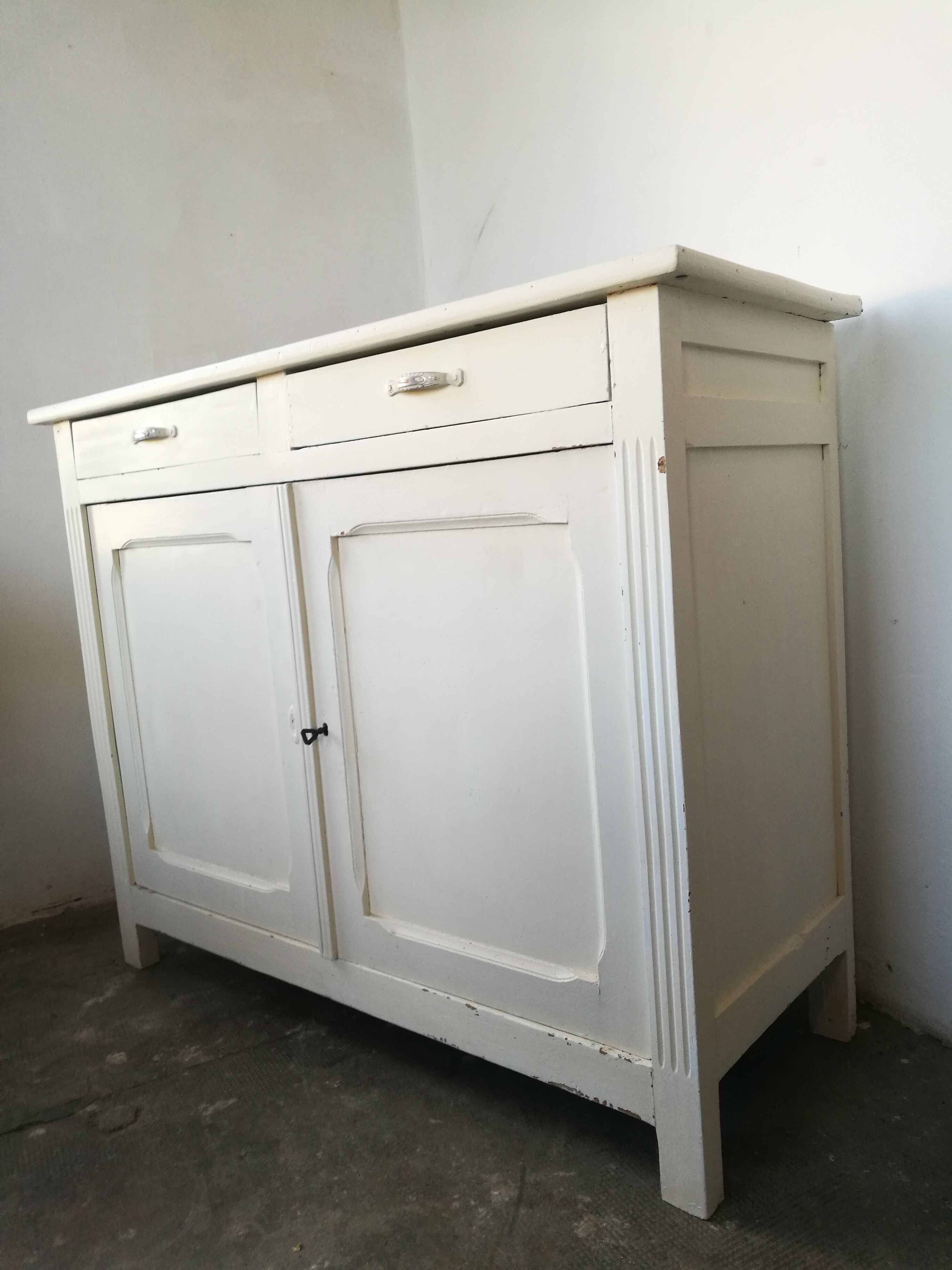 White parisian buffet