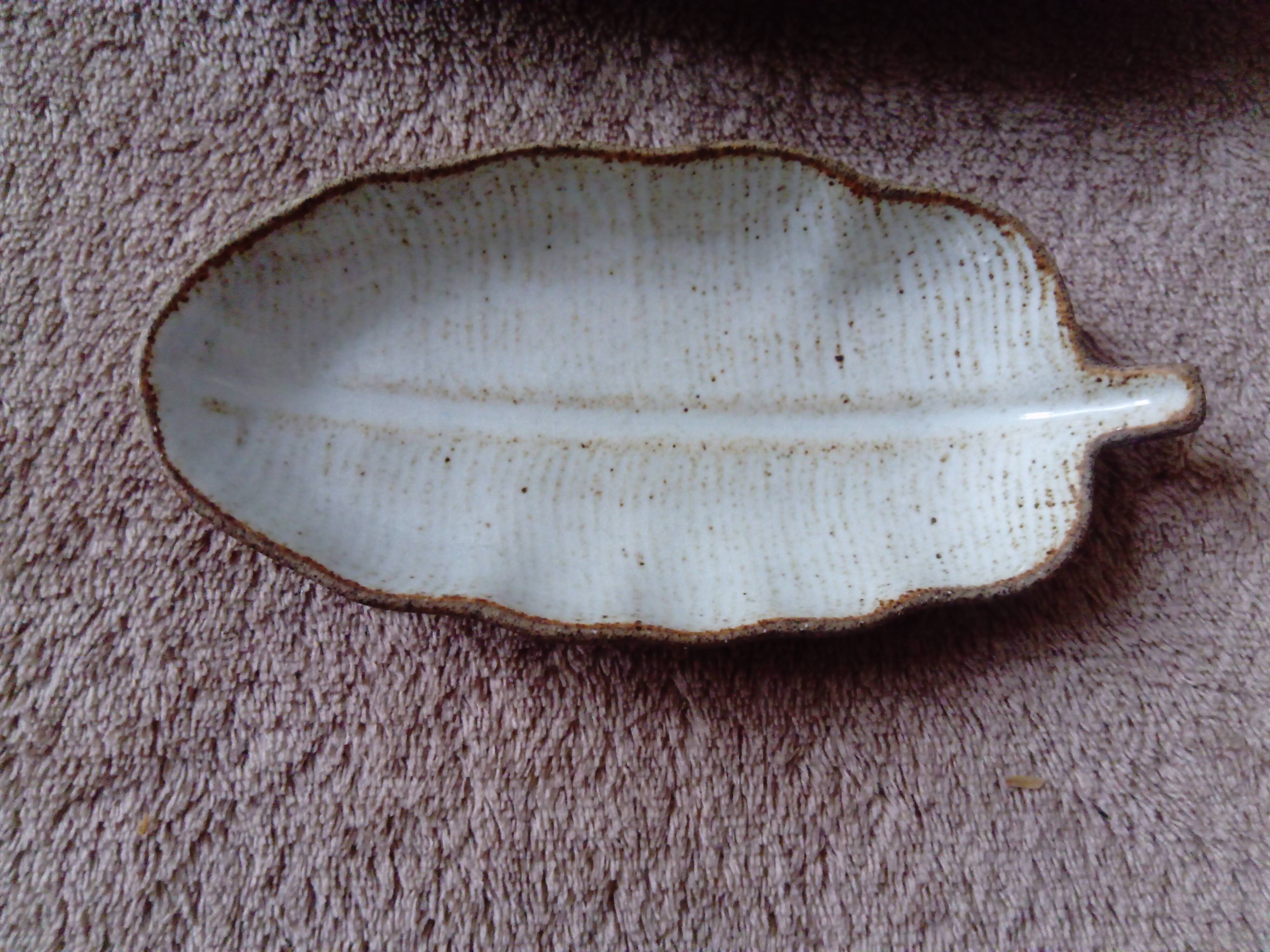 Banana leaf shaped barbotine dish and bowl