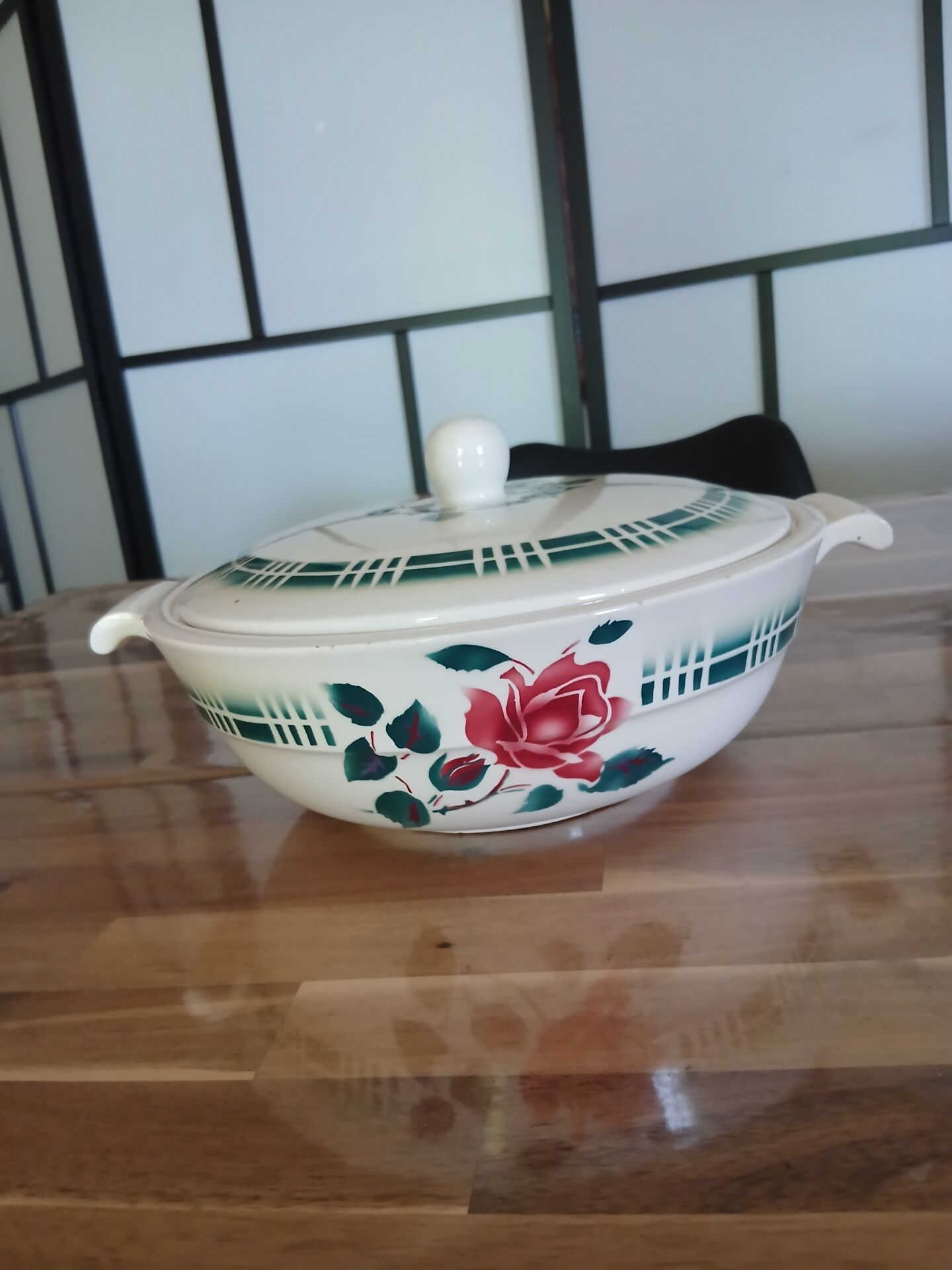 Soup tureen