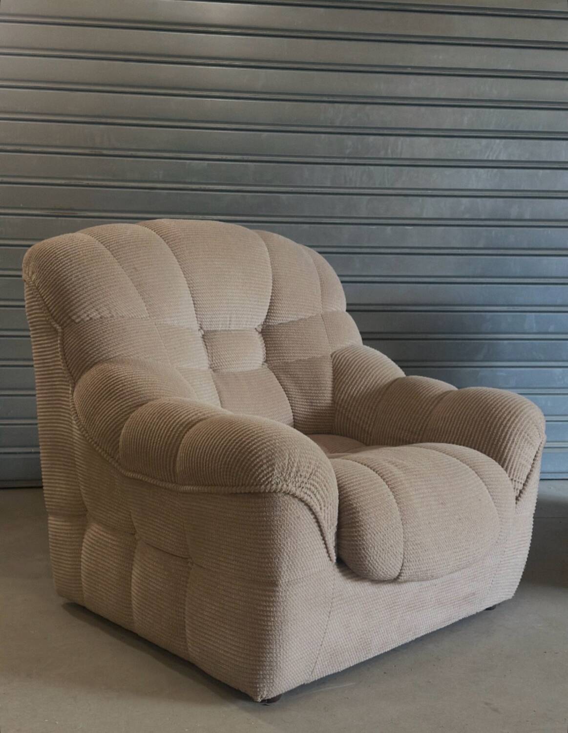 Paire de fauteuils vintage sculpturaux en tissu chenillé côtelé beige