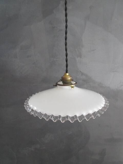 Suspension ancienne en opaline blanche