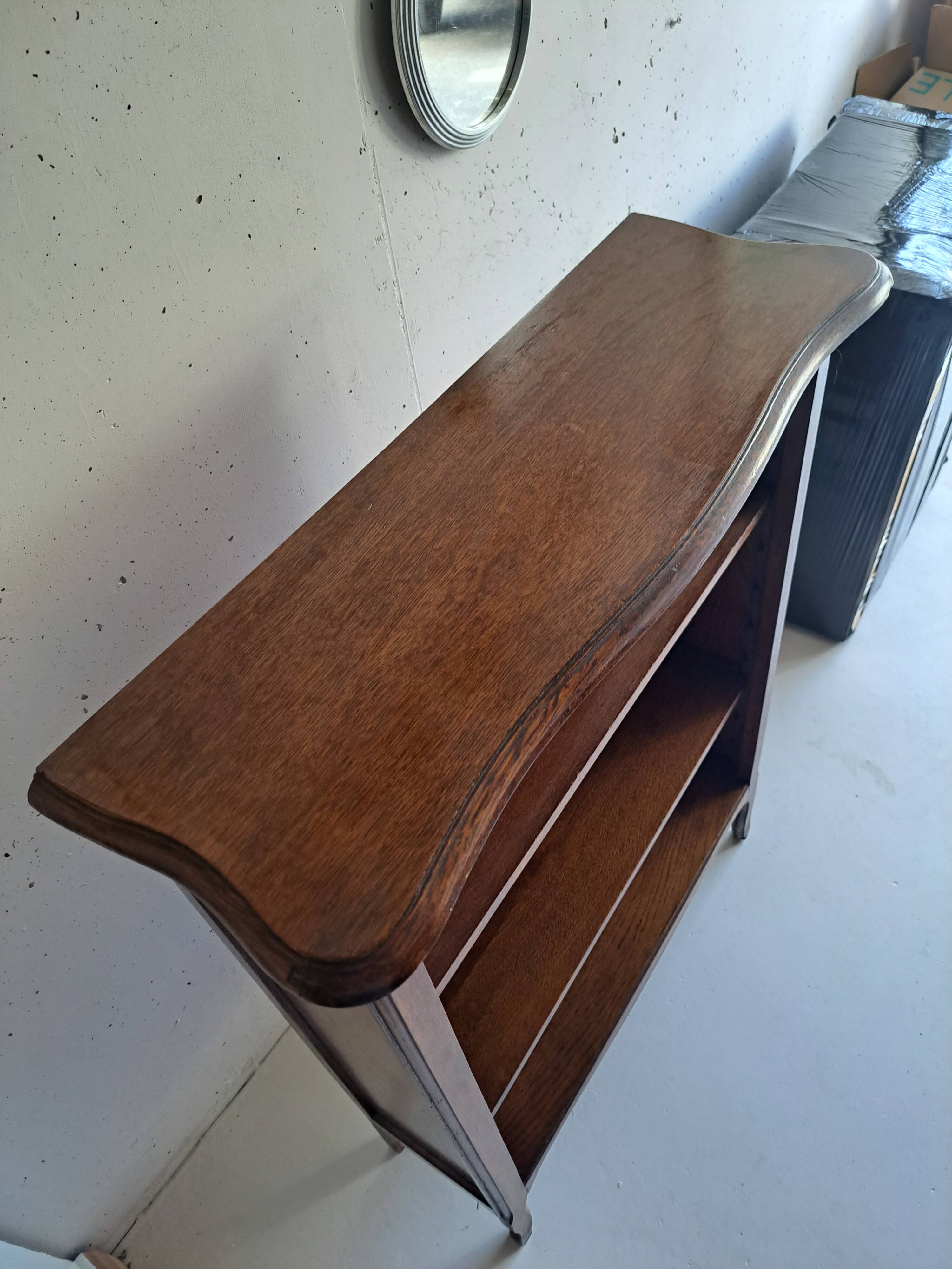 Small old wooden library / Bibus