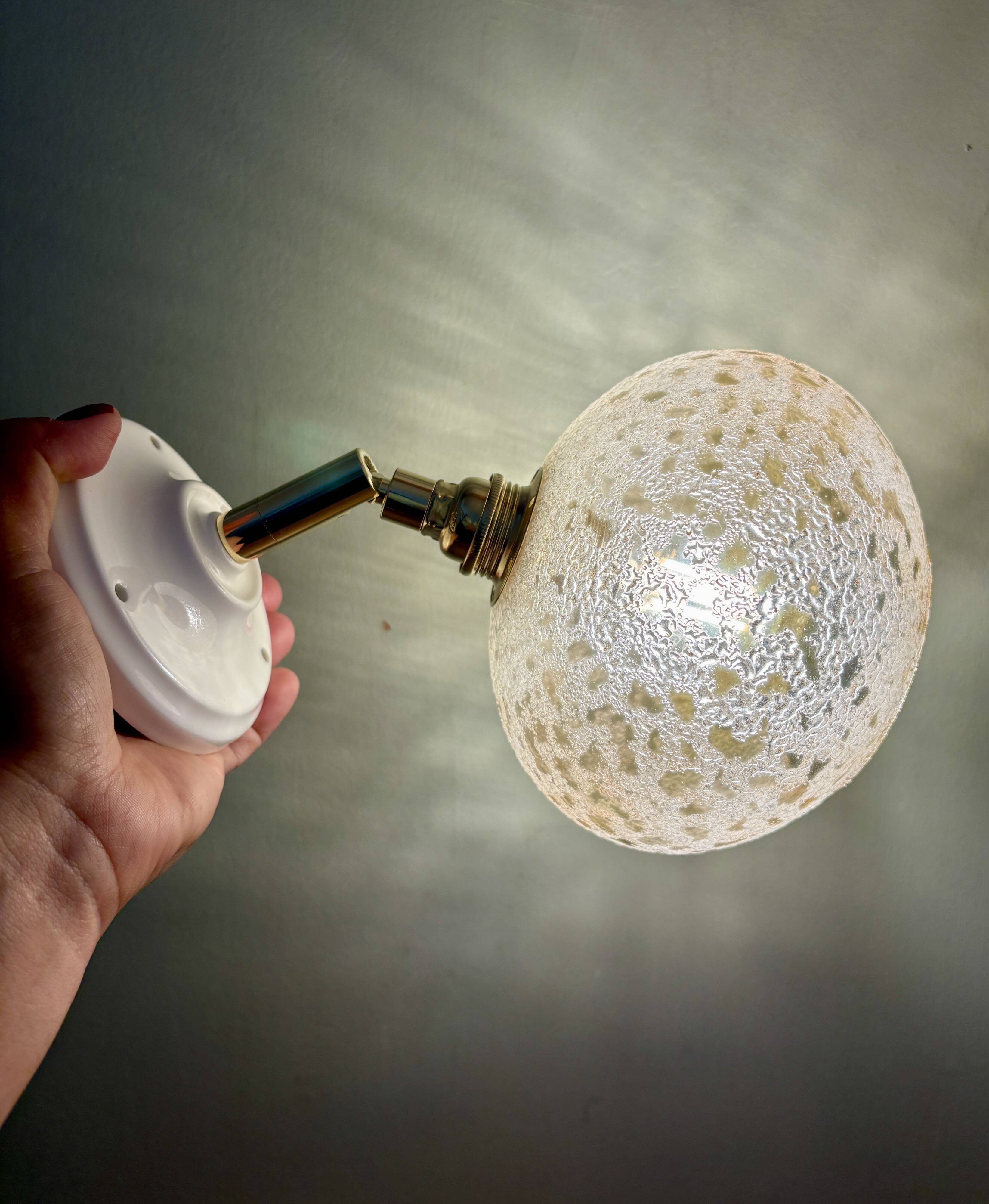 Applique globe vintage en verre granité ambré