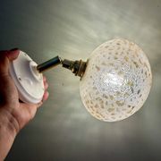 Applique globe vintage en verre granité ambré