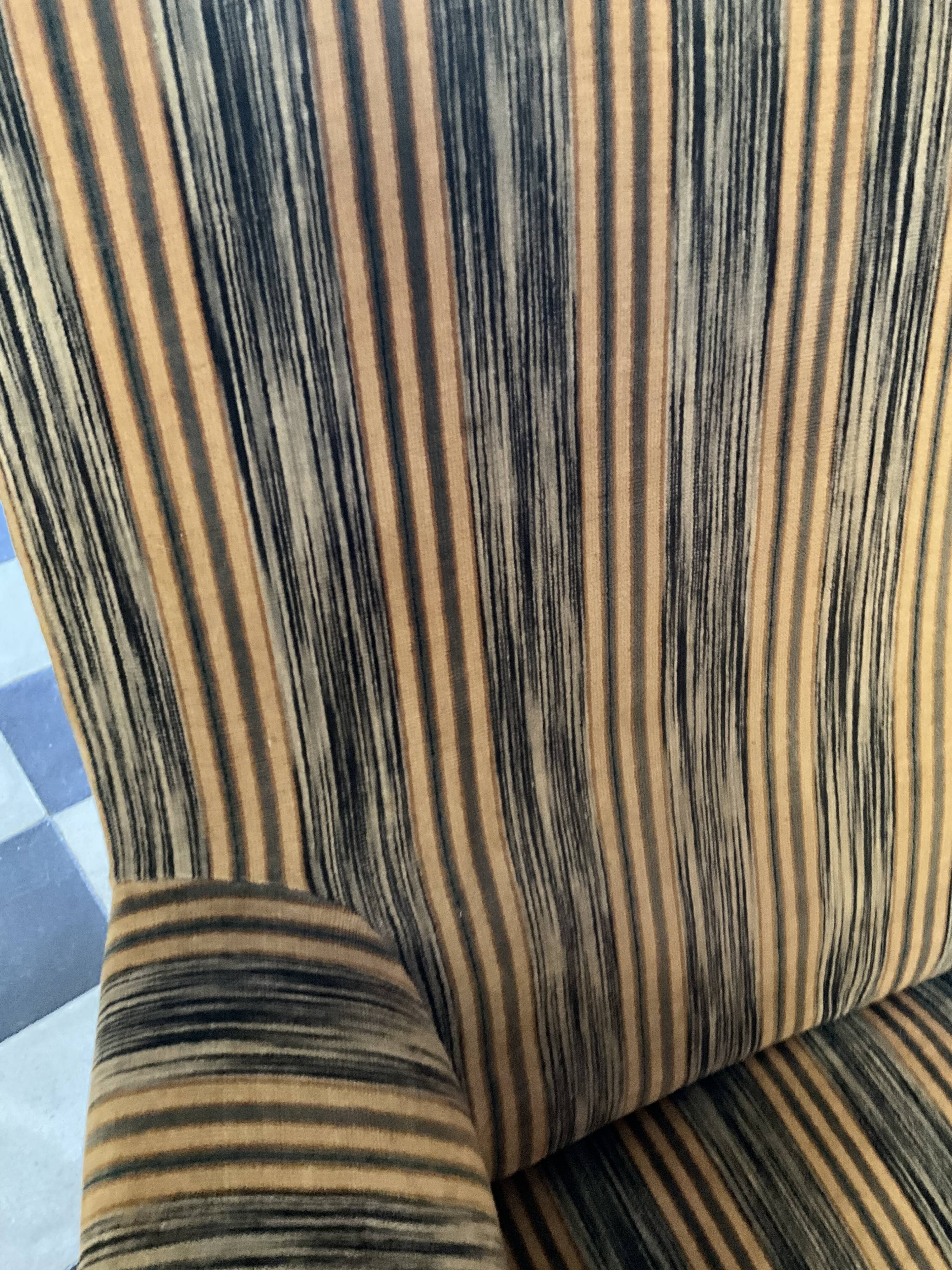 Une paire de fauteuils en velours.