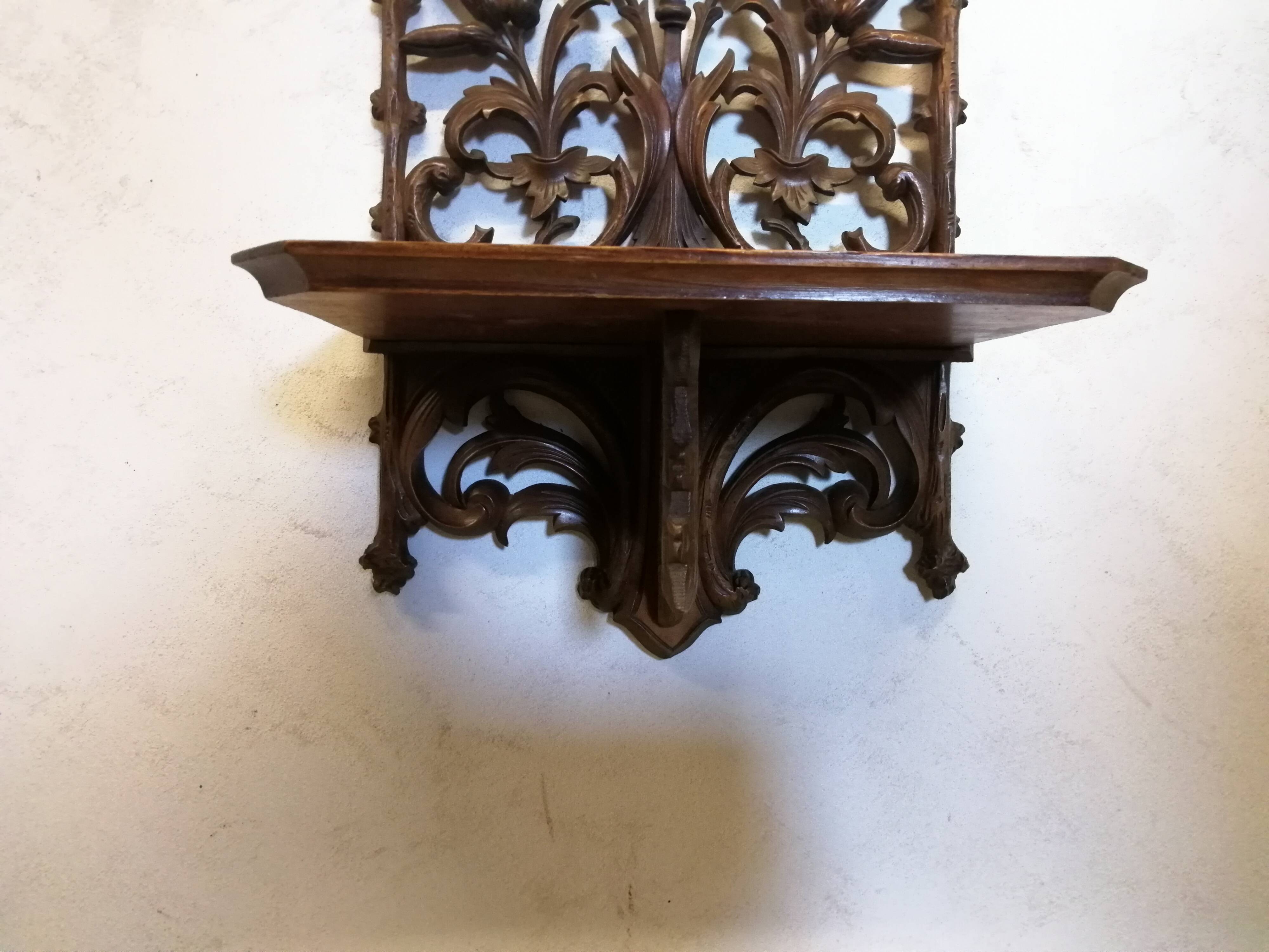Étagère murale en bois sculpté