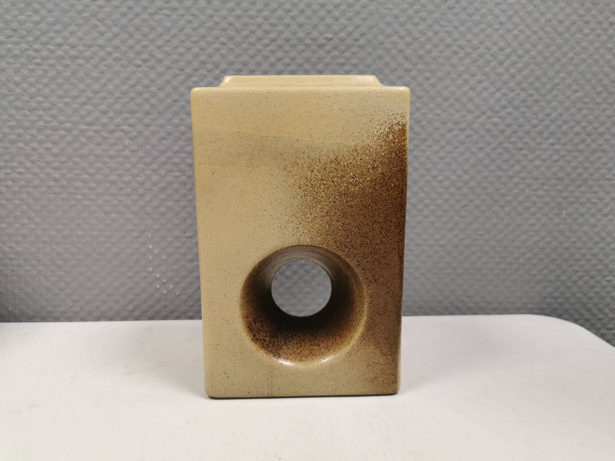 Magnifique vase sculpté perforé. RDA/Allemagne de l'Est, années 1960.