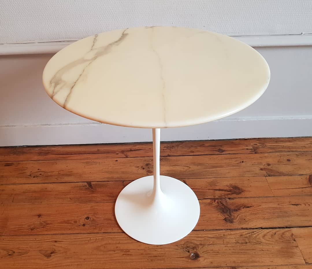 Table d’appoint en marbre de carrare conçue par Eero Saarinen Knoll