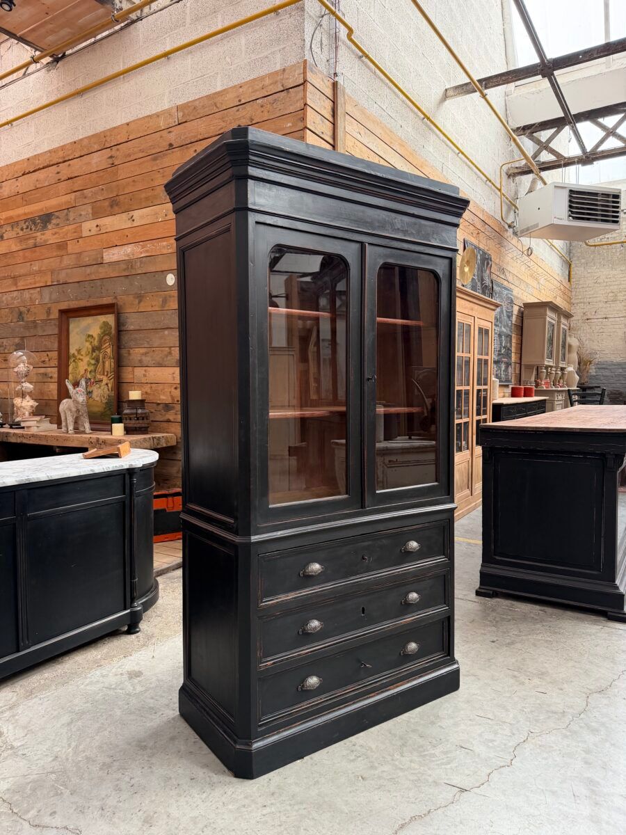 Display cabinet from the late 19th century.