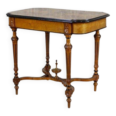 Table basse en noyer de la fin du 19e siècle, années 1890.